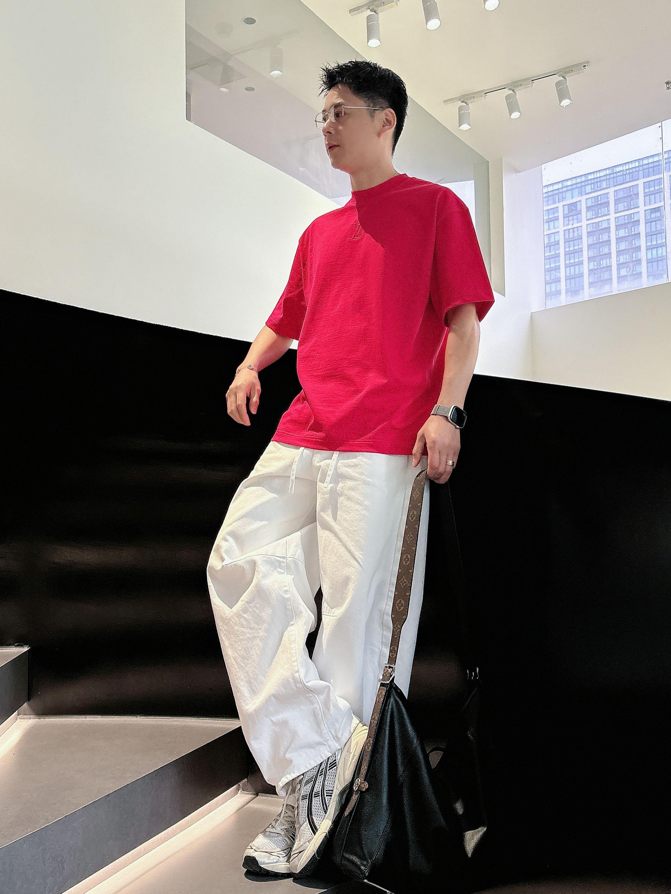 【 LV 2026春夏 · 高阶定制T恤】🔹 核心面料：秘鲁进口匹马棉 × 顶级丝光工艺🔹 核心体感：蚕