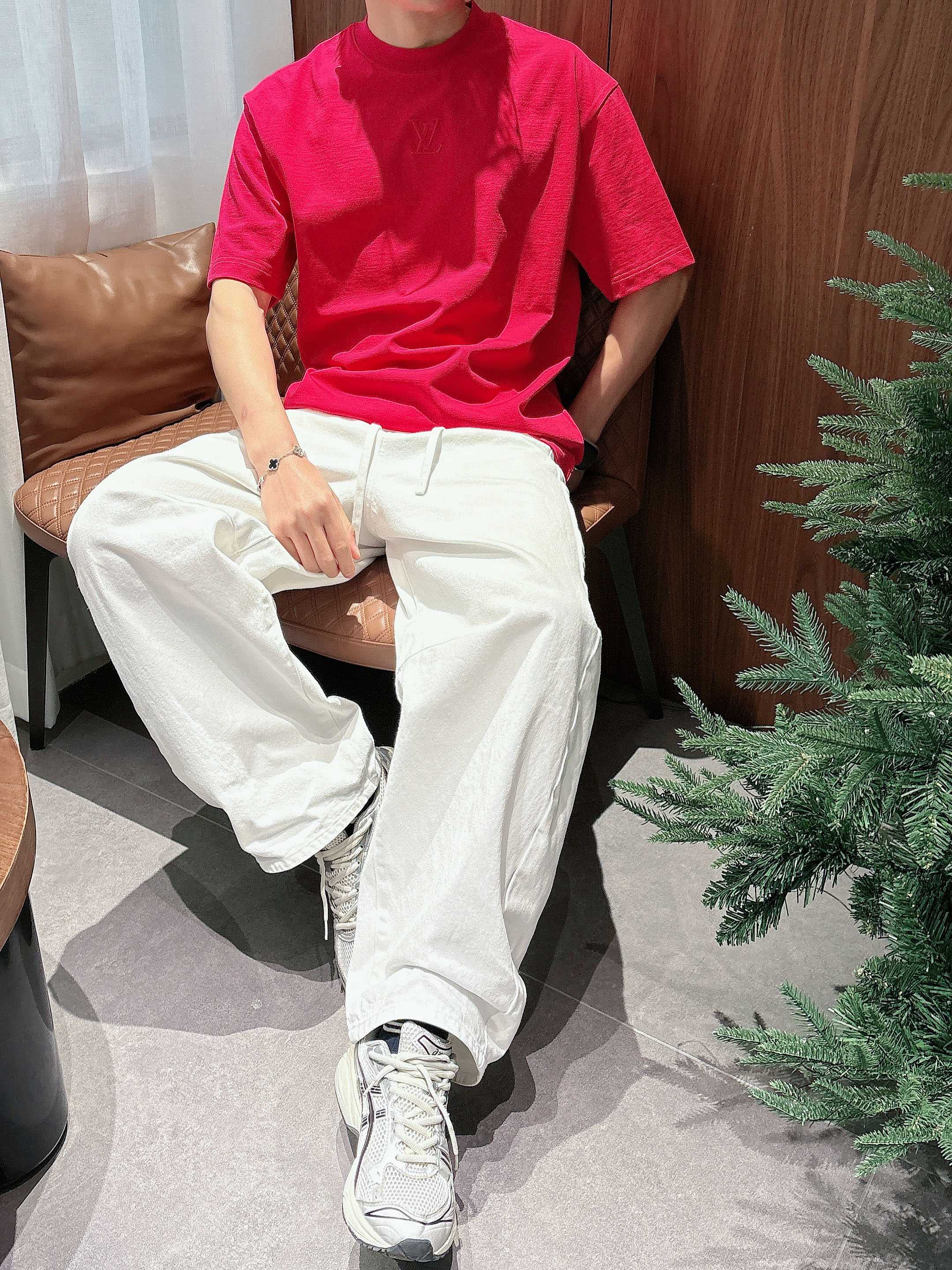 【 LV 2026春夏 · 高阶定制T恤】🔹 核心面料：秘鲁进口匹马棉 × 顶级丝光工艺🔹 核心体感：蚕