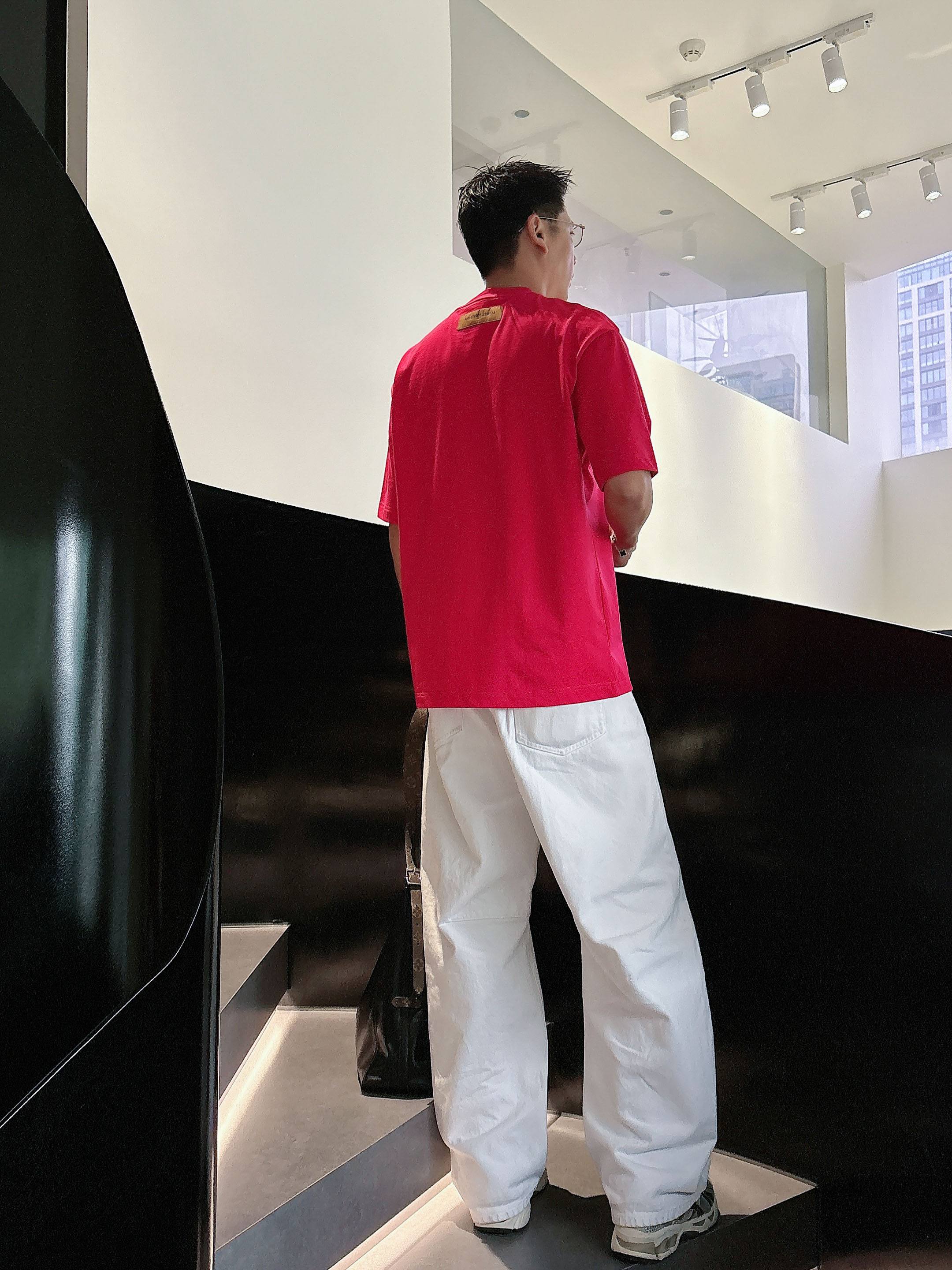 【 LV 2026春夏 · 高阶定制T恤】🔹 核心面料：秘鲁进口匹马棉 × 顶级丝光工艺🔹 核心体感：蚕
