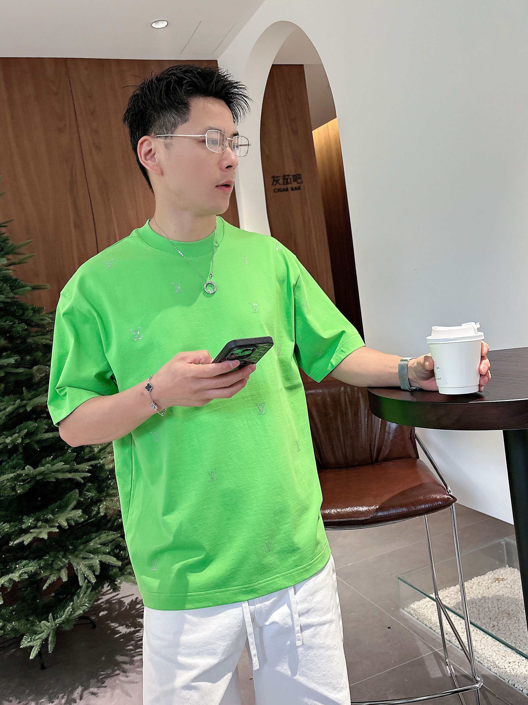【 LV 2026春夏 · 高阶定制T恤】🔹 核心面料：秘鲁进口匹马棉 × 顶级丝光工艺🔹 核心体感：蚕