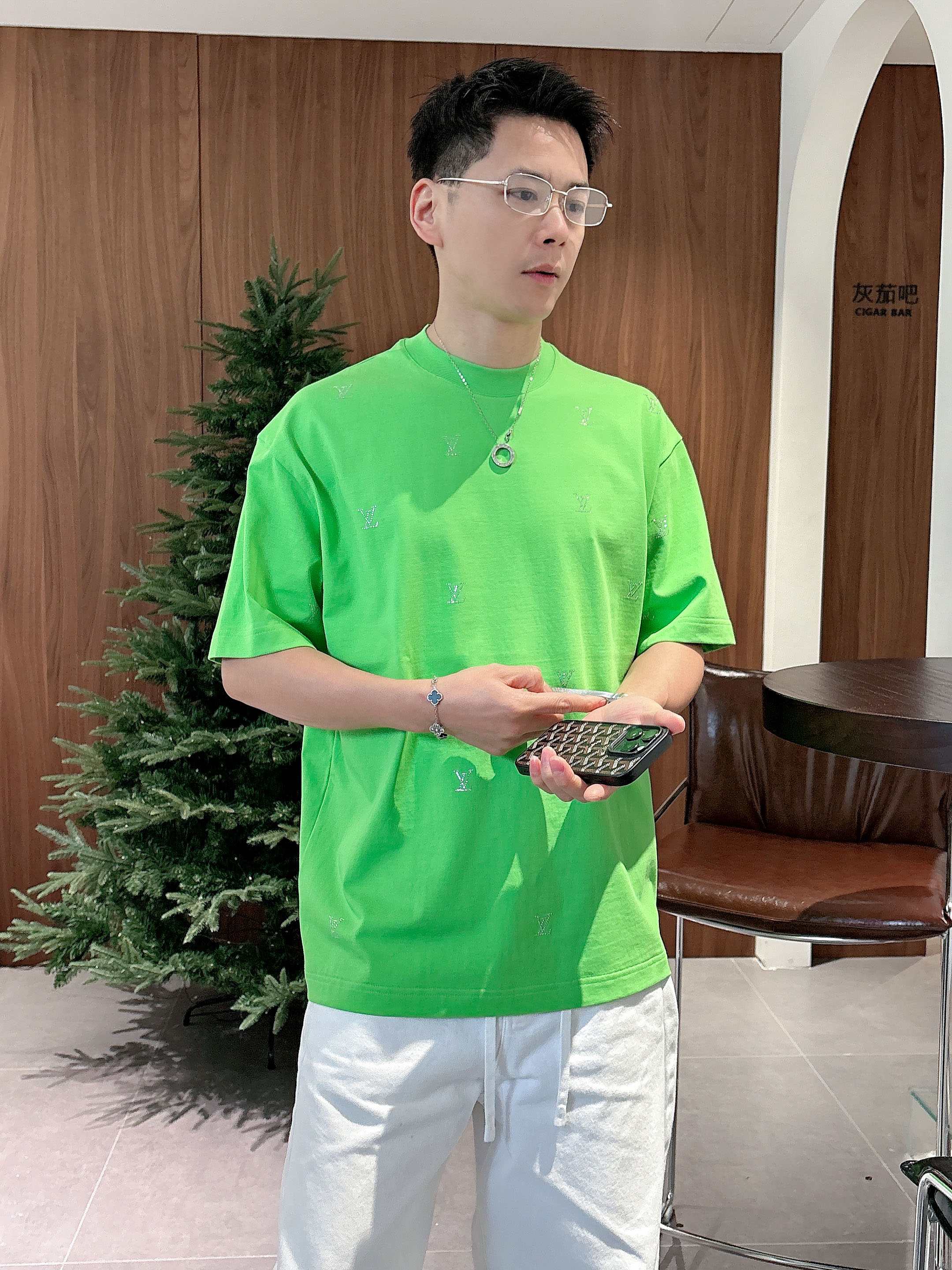 【 LV 2026春夏 · 高阶定制T恤】🔹 核心面料：秘鲁进口匹马棉 × 顶级丝光工艺🔹 核心体感：蚕