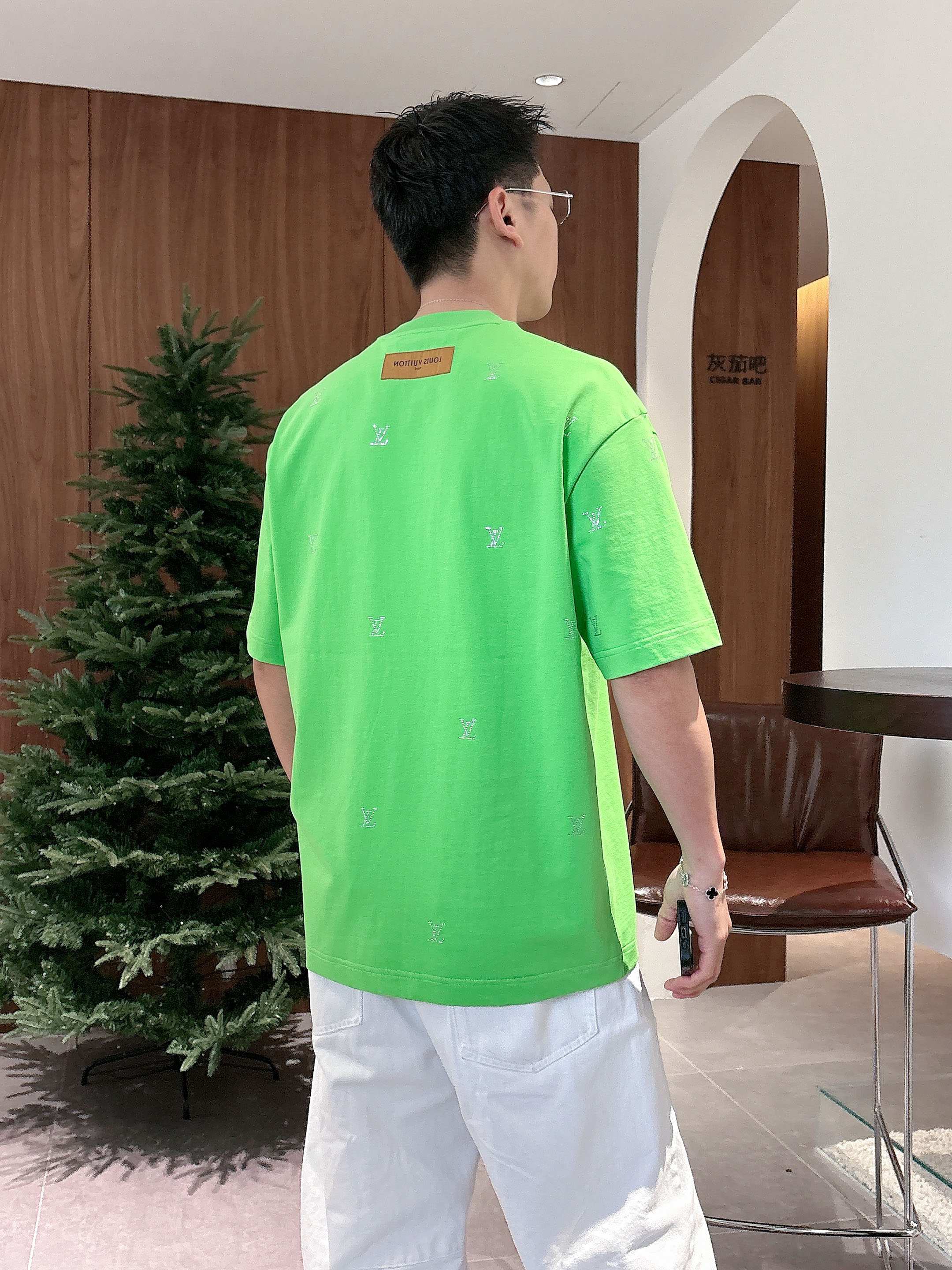 【 LV 2026春夏 · 高阶定制T恤】🔹 核心面料：秘鲁进口匹马棉 × 顶级丝光工艺🔹 核心体感：蚕