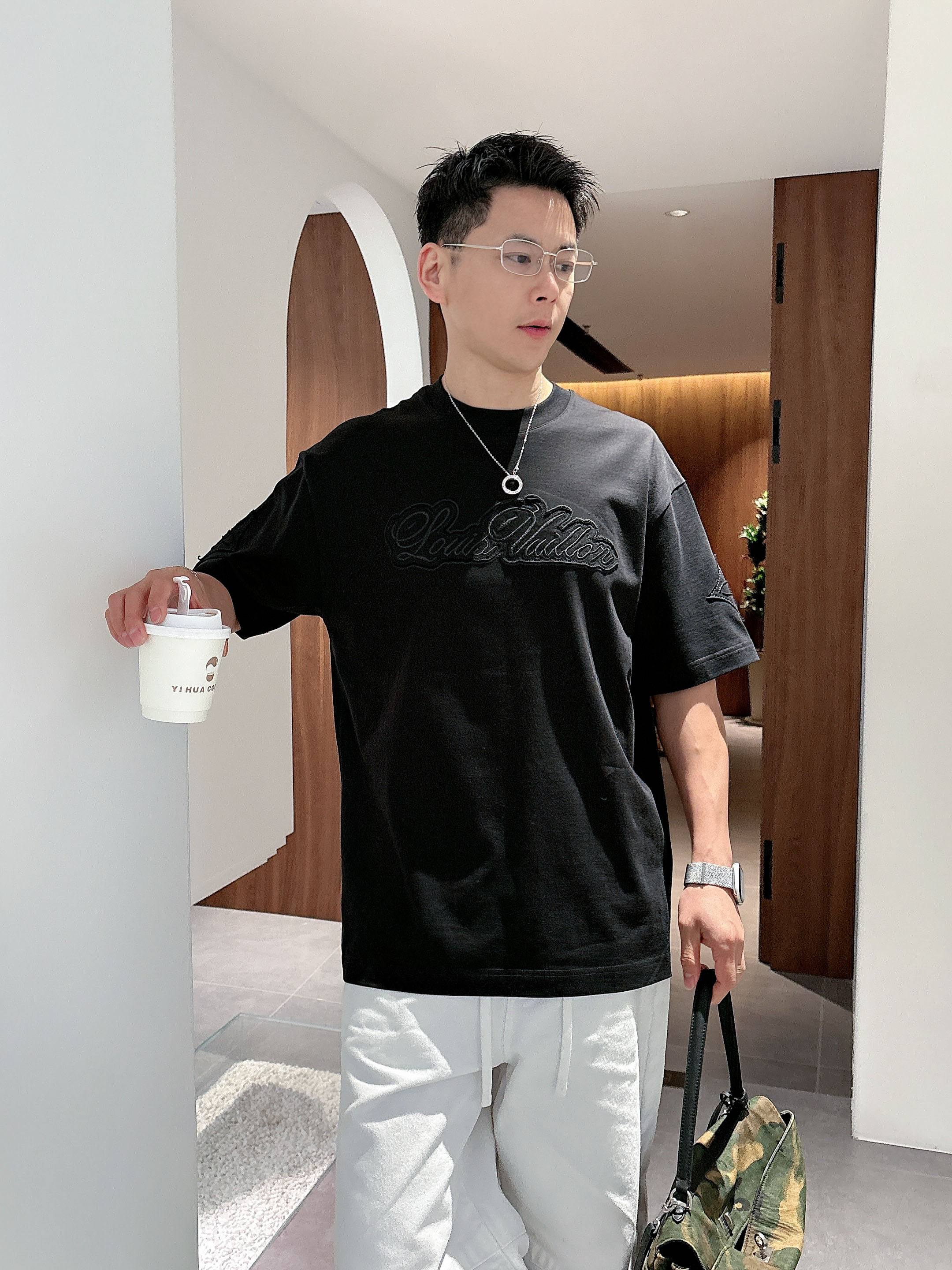 【 LV 2026春夏 · 高阶定制T恤】🔹 核心面料：秘鲁进口匹马棉 × 顶级丝光工艺🔹 核心体感：蚕