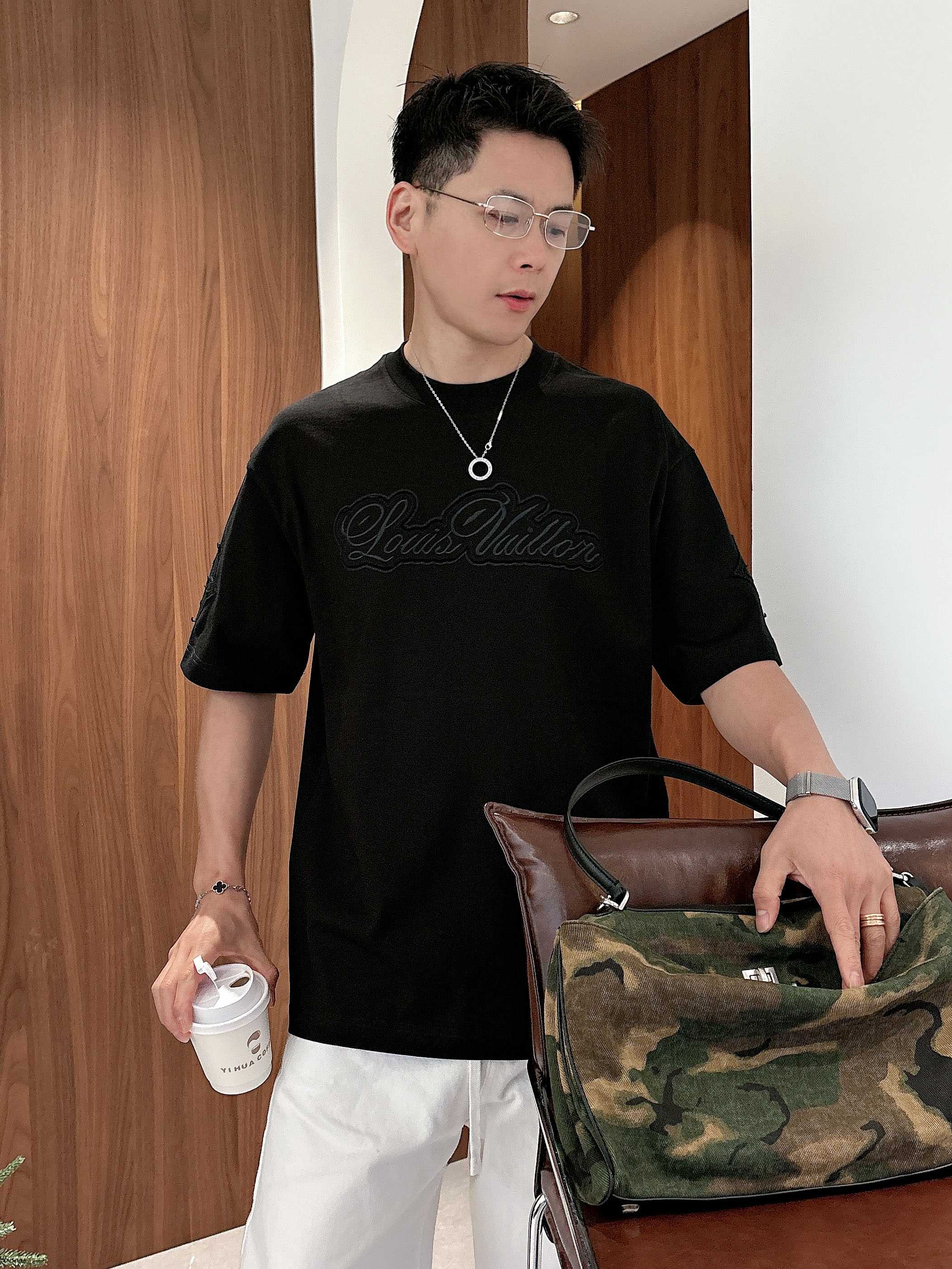 【 LV 2026春夏 · 高阶定制T恤】🔹 核心面料：秘鲁进口匹马棉 × 顶级丝光工艺🔹 核心体感：蚕