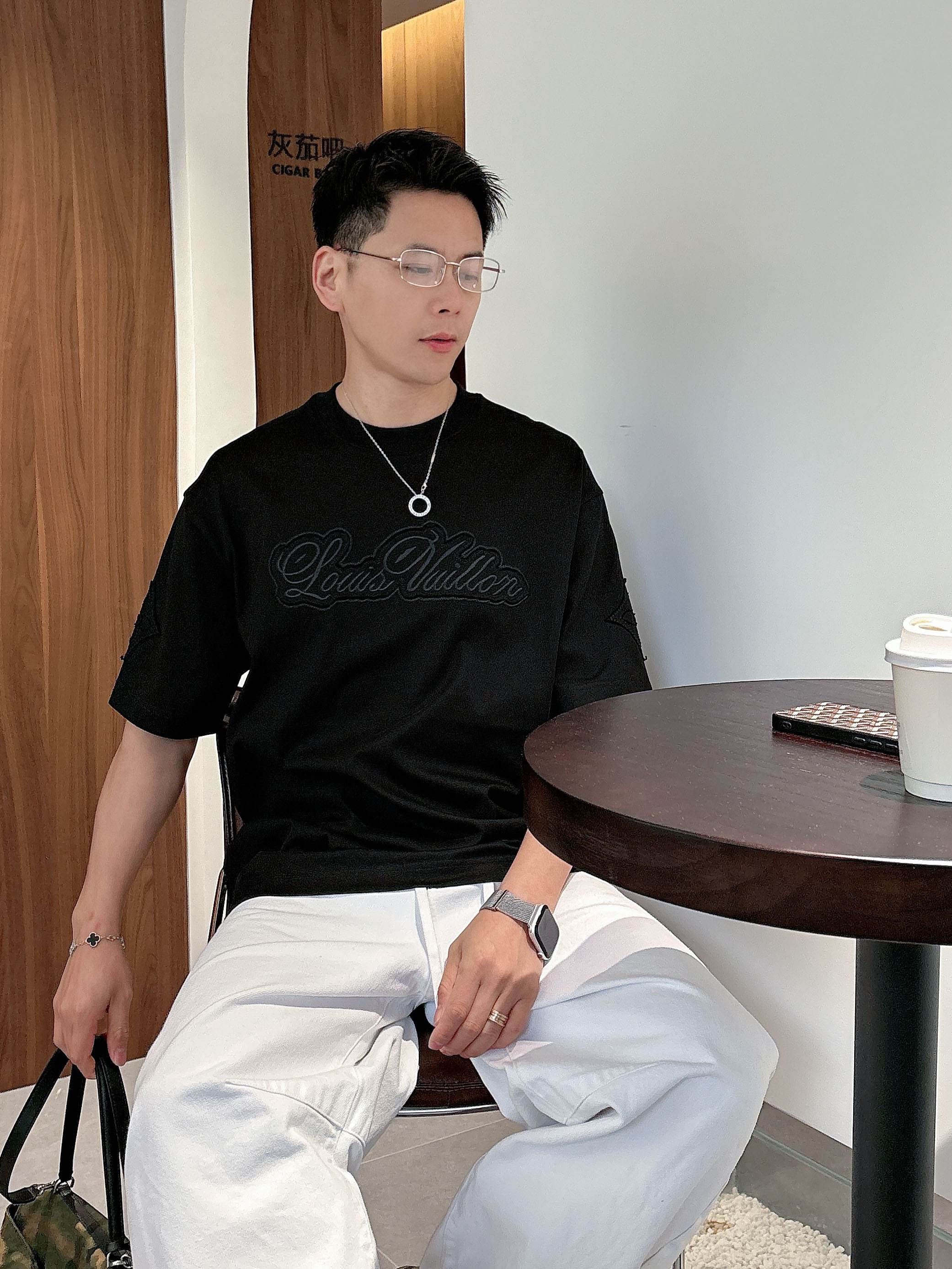 【 LV 2026春夏 · 高阶定制T恤】🔹 核心面料：秘鲁进口匹马棉 × 顶级丝光工艺🔹 核心体感：蚕