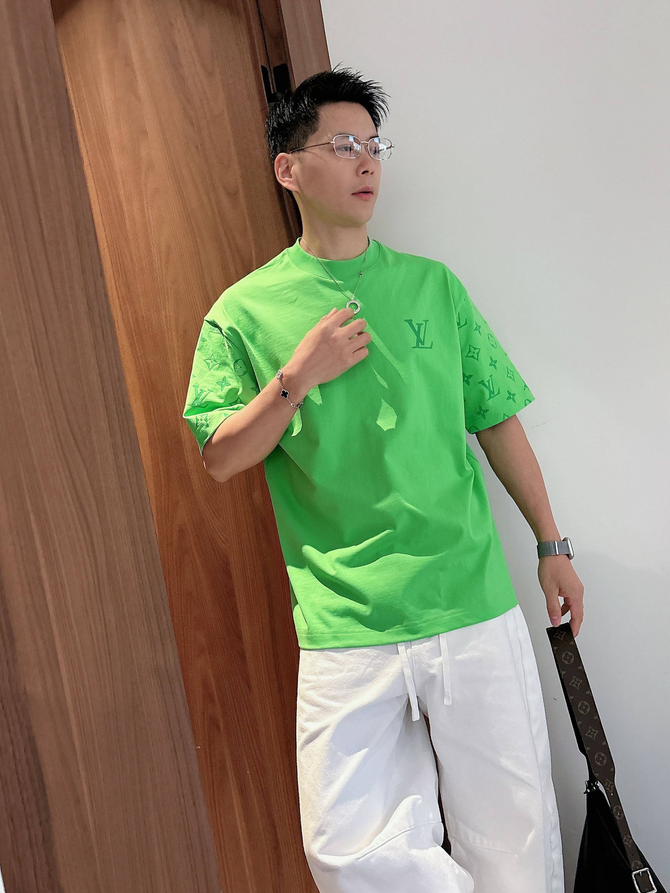 【 LV 2026春夏 · 高阶定制T恤】🔹 核心面料：秘鲁进口匹马棉 × 顶级丝光工艺🔹 核心体感：蚕