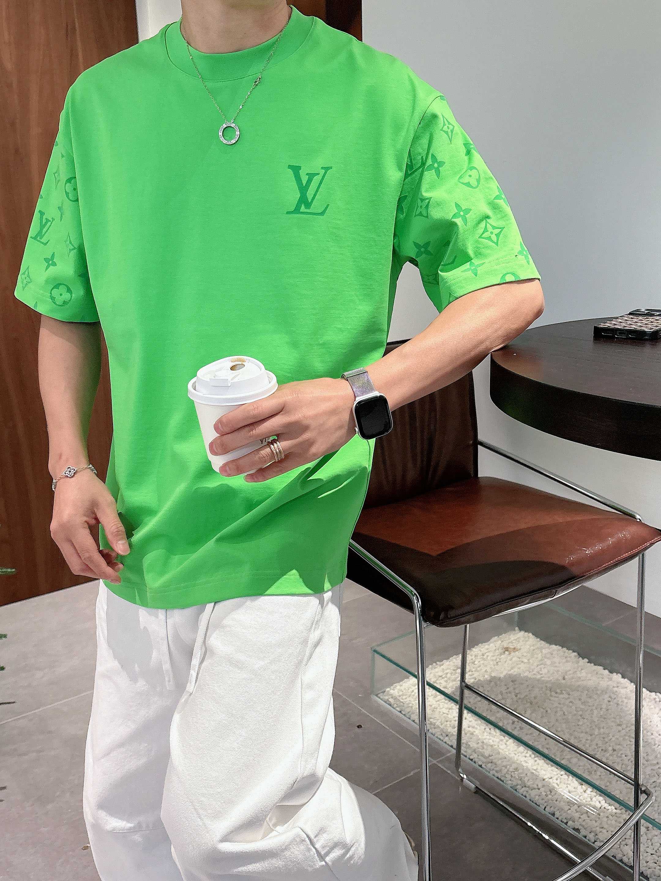 【 LV 2026春夏 · 高阶定制T恤】🔹 核心面料：秘鲁进口匹马棉 × 顶级丝光工艺🔹 核心体感：蚕