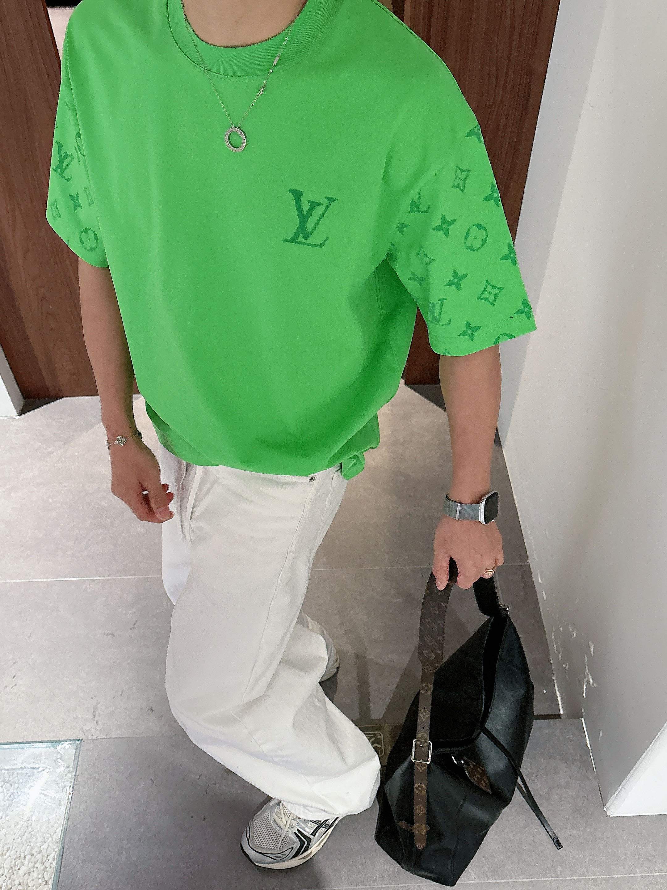 【 LV 2026春夏 · 高阶定制T恤】🔹 核心面料：秘鲁进口匹马棉 × 顶级丝光工艺🔹 核心体感：蚕