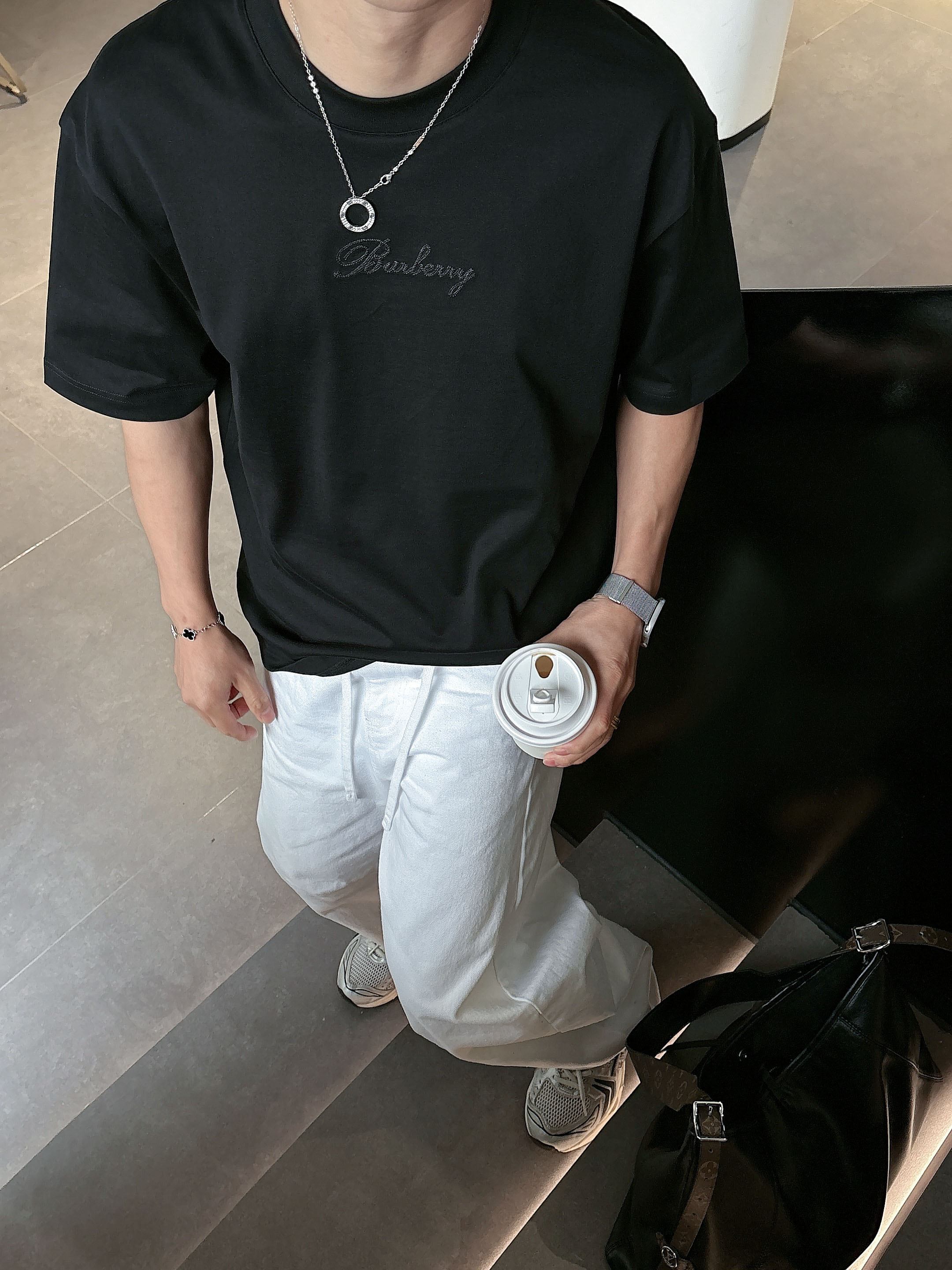 【 巴宝莉 2026春夏 · 高阶定制T恤】🔹 核心面料：秘鲁进口匹马棉 × 顶级丝光工艺🔹 核心体感：