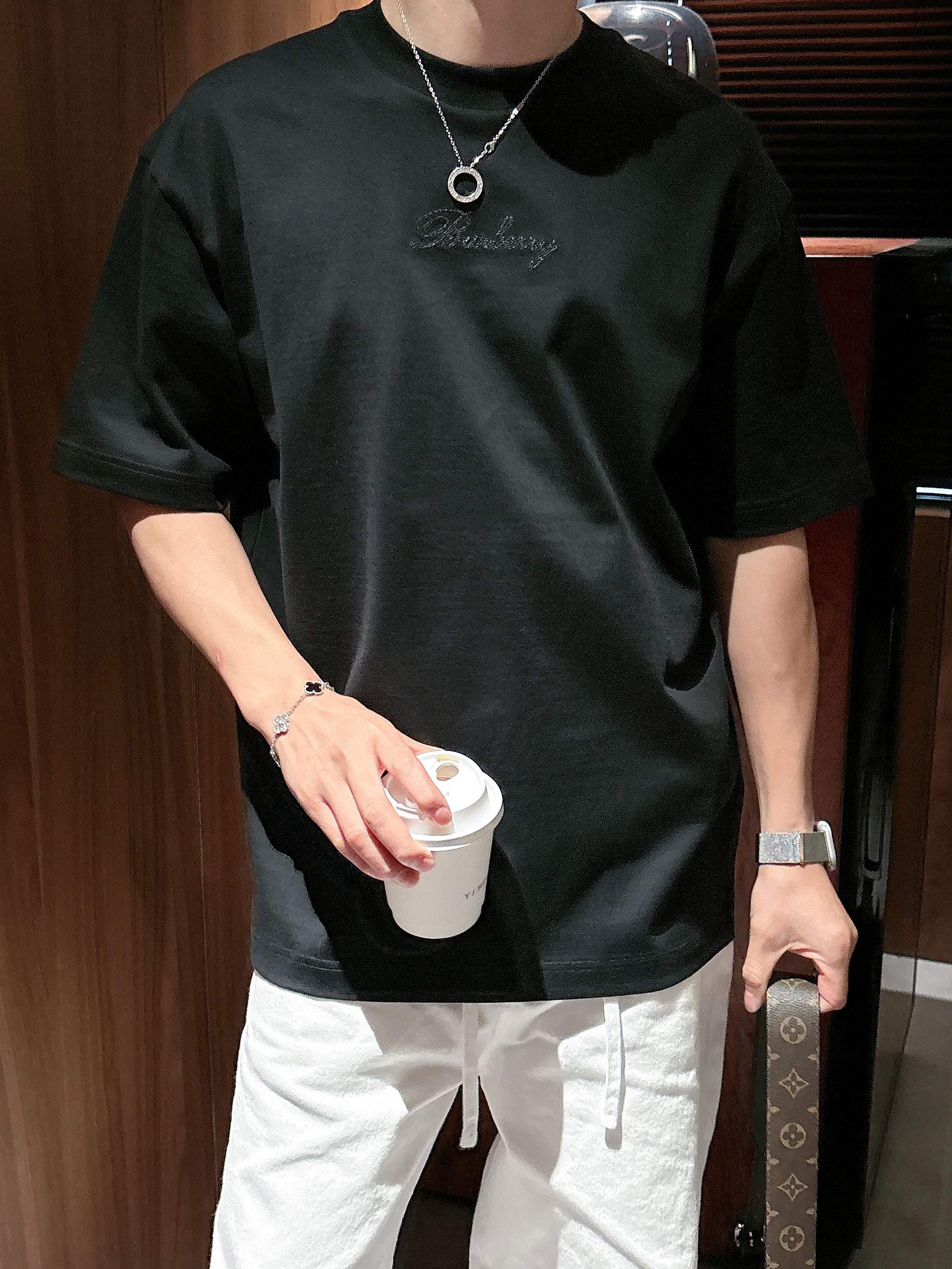 【 巴宝莉 2026春夏 · 高阶定制T恤】🔹 核心面料：秘鲁进口匹马棉 × 顶级丝光工艺🔹 核心体感：