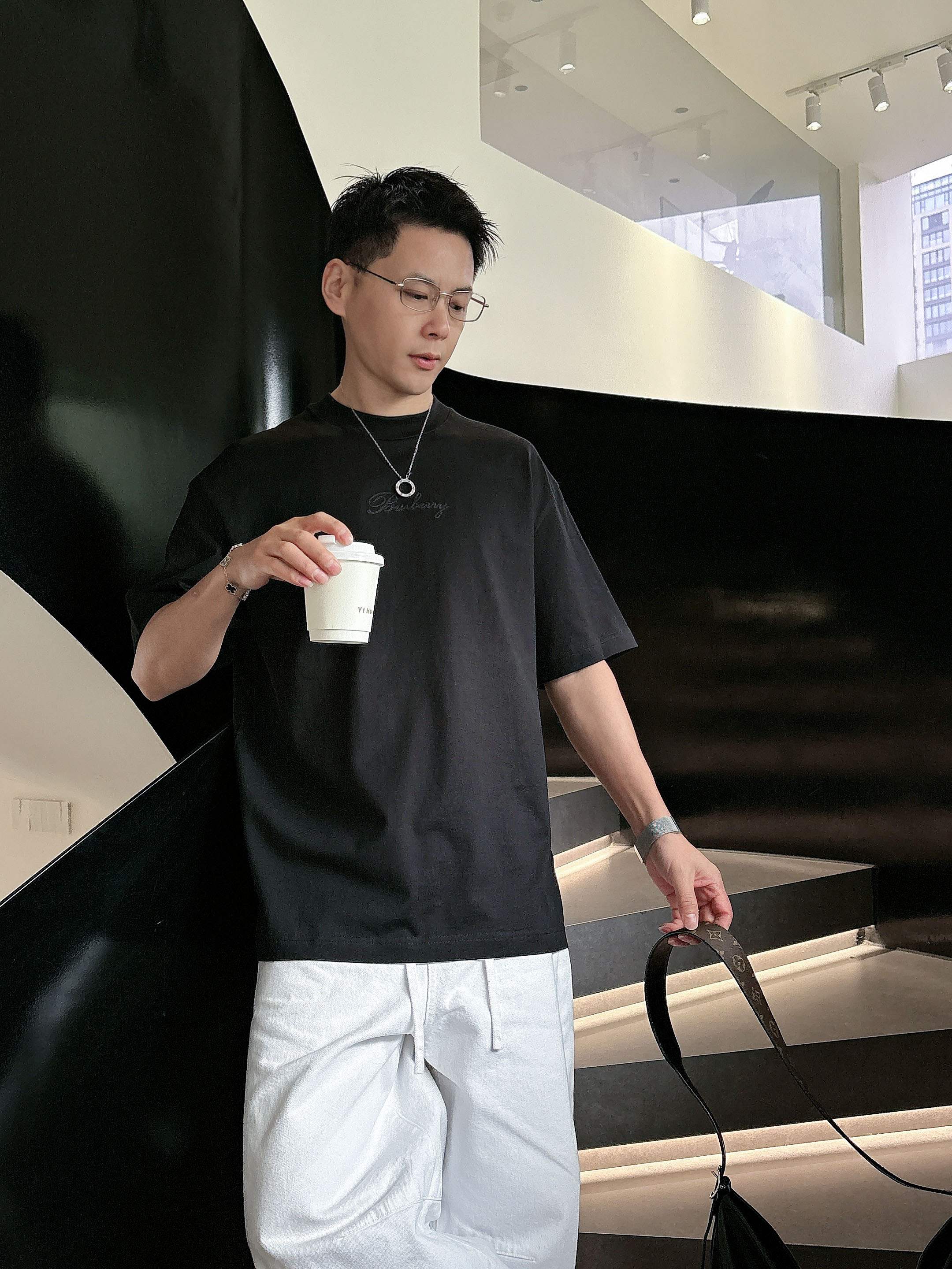 【 巴宝莉 2026春夏 · 高阶定制T恤】🔹 核心面料：秘鲁进口匹马棉 × 顶级丝光工艺🔹 核心体感：