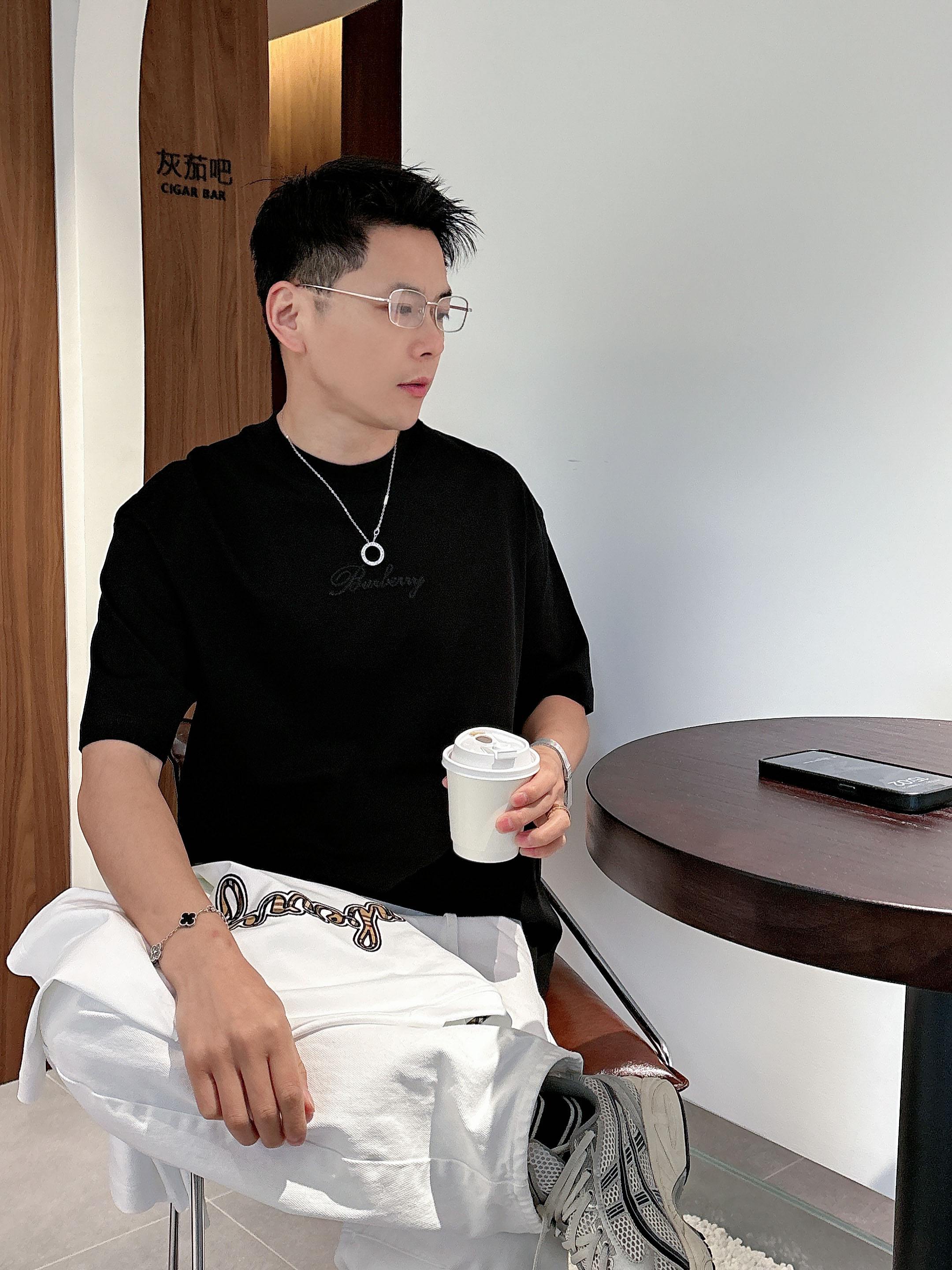 【 巴宝莉 2026春夏 · 高阶定制T恤】🔹 核心面料：秘鲁进口匹马棉 × 顶级丝光工艺🔹 核心体感：