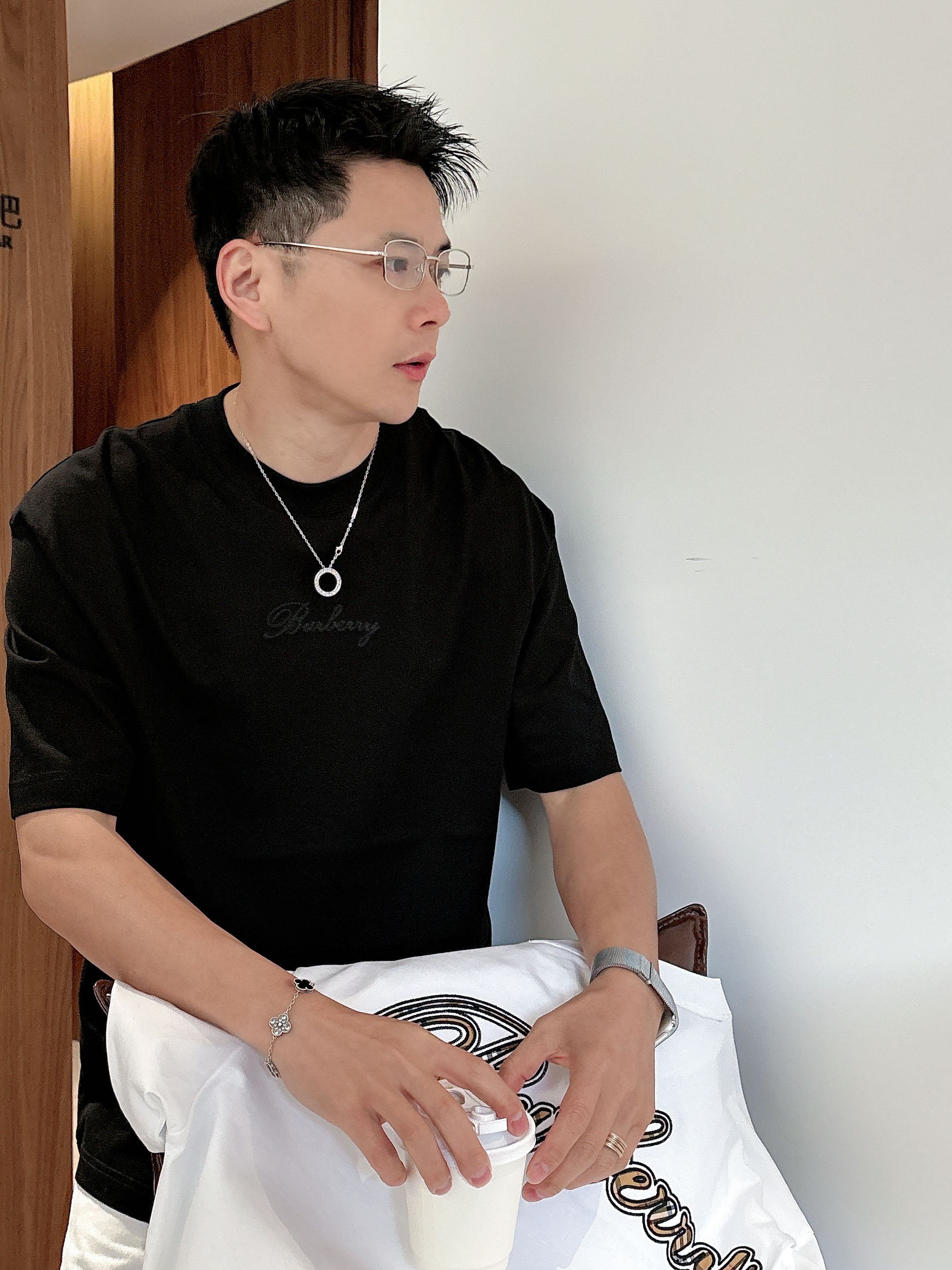 【 巴宝莉 2026春夏 · 高阶定制T恤】🔹 核心面料：秘鲁进口匹马棉 × 顶级丝光工艺🔹 核心体感：
