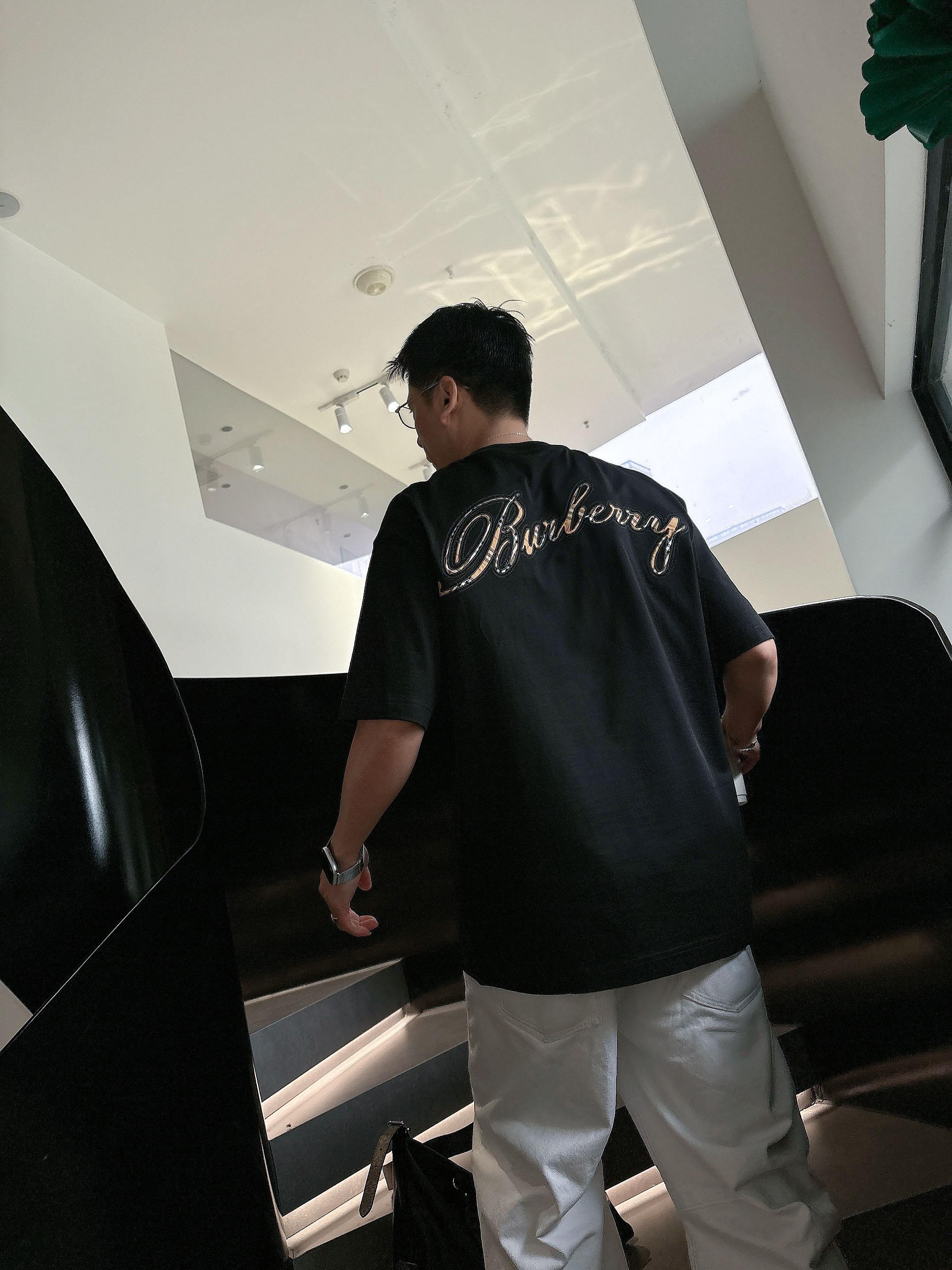 【 巴宝莉 2026春夏 · 高阶定制T恤】🔹 核心面料：秘鲁进口匹马棉 × 顶级丝光工艺🔹 核心体感：