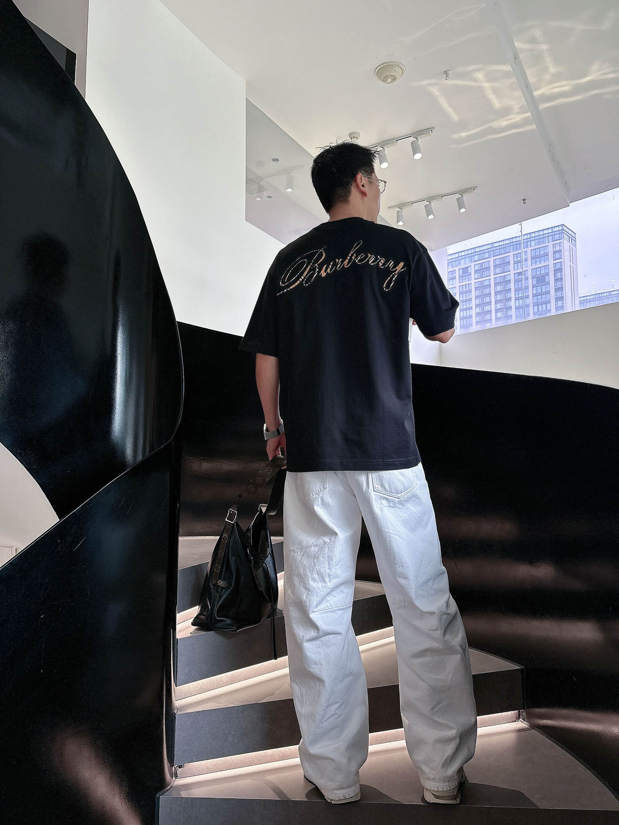 【 巴宝莉 2026春夏 · 高阶定制T恤】🔹 核心面料：秘鲁进口匹马棉 × 顶级丝光工艺🔹 核心体感：