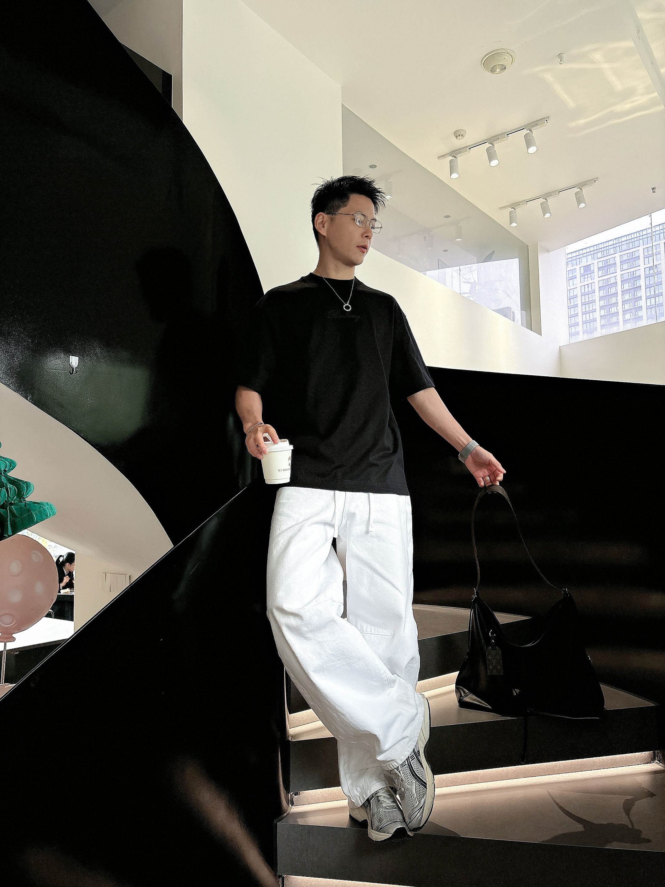【 巴宝莉 2026春夏 · 高阶定制T恤】🔹 核心面料：秘鲁进口匹马棉 × 顶级丝光工艺🔹 核心体感：