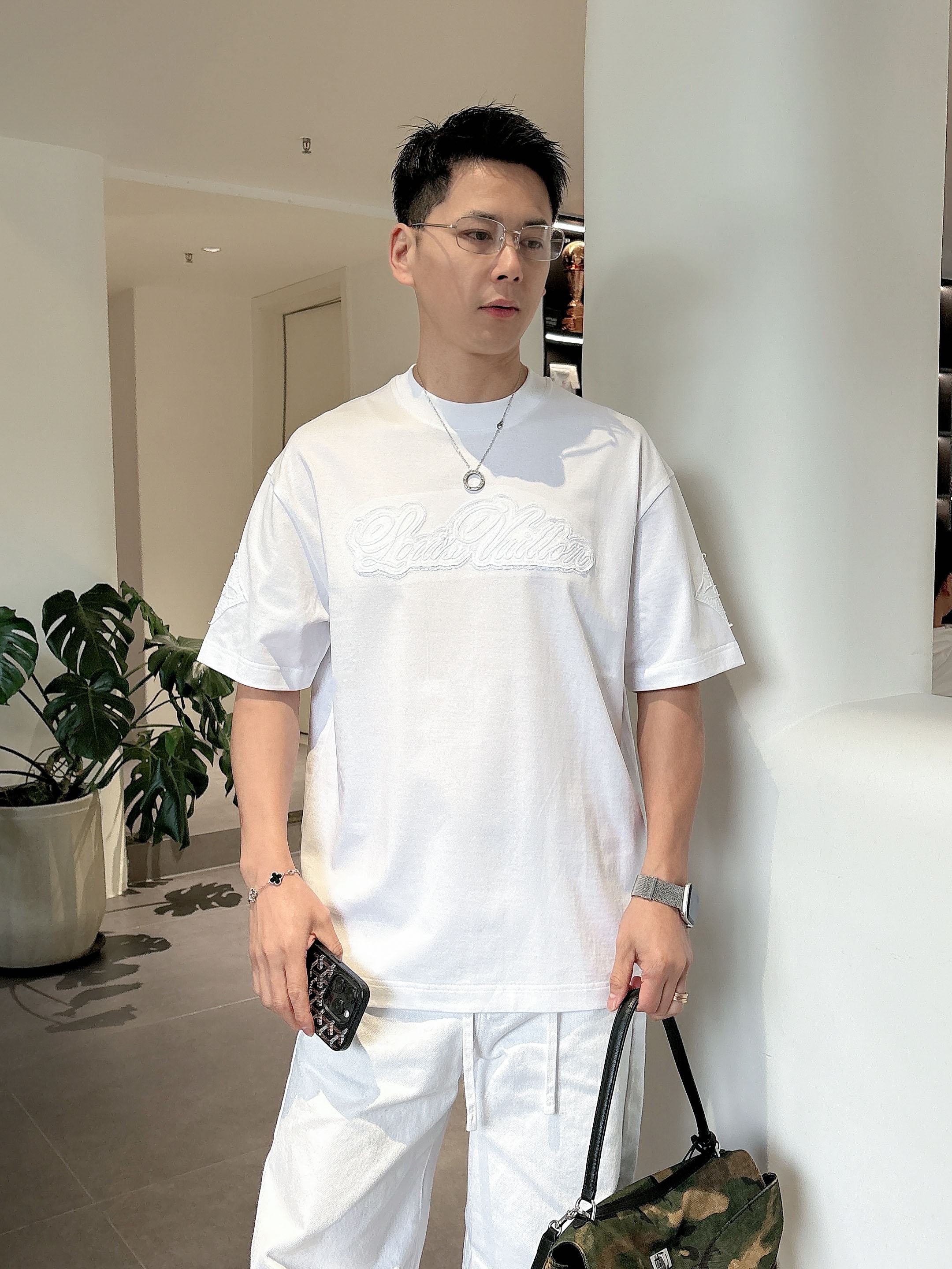 【 LV 2026春夏 · 高阶定制T恤】🔹 核心面料：秘鲁进口匹马棉 × 顶级丝光工艺🔹 核心体感：蚕