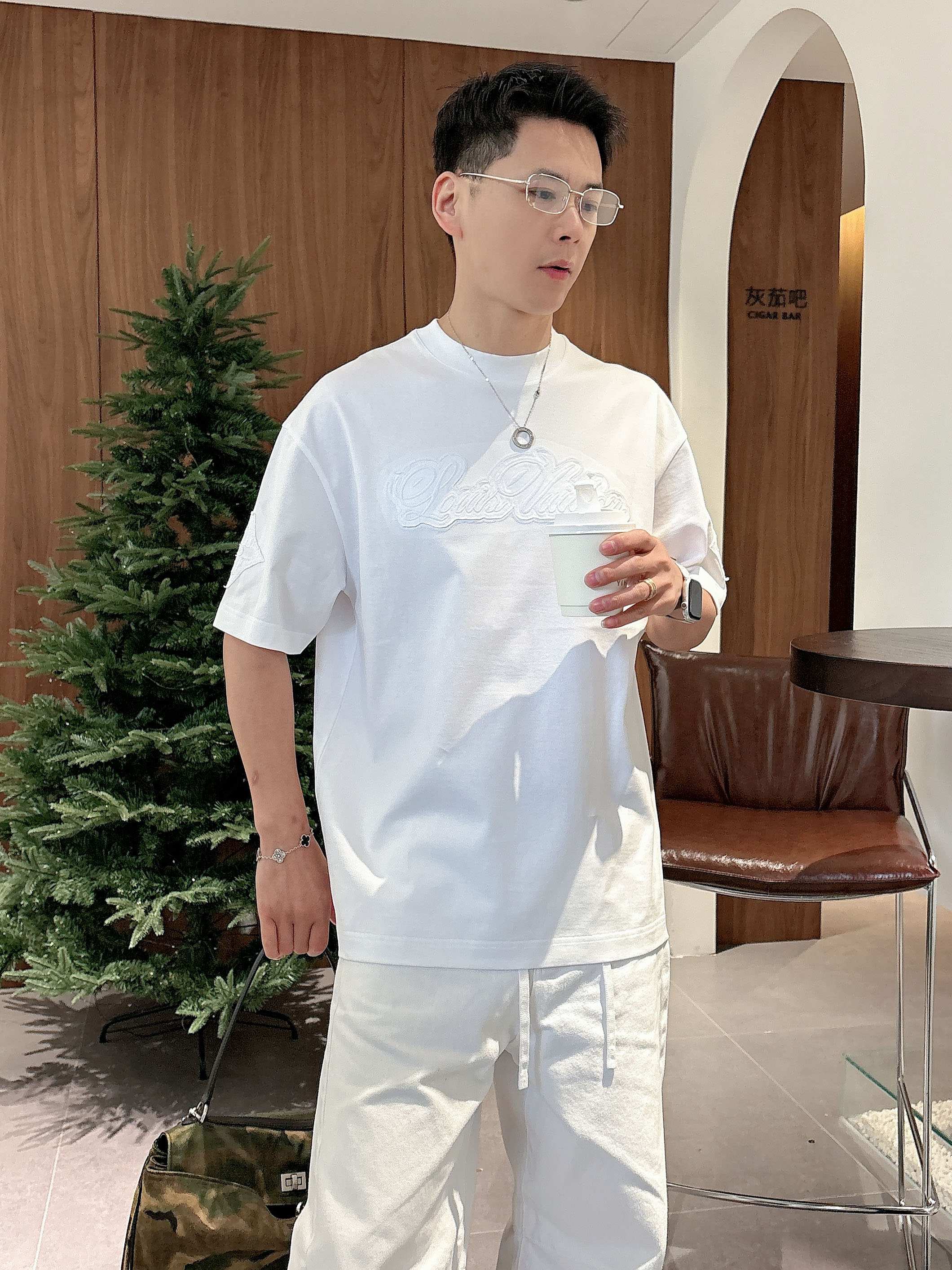 【 LV 2026春夏 · 高阶定制T恤】🔹 核心面料：秘鲁进口匹马棉 × 顶级丝光工艺🔹 核心体感：蚕