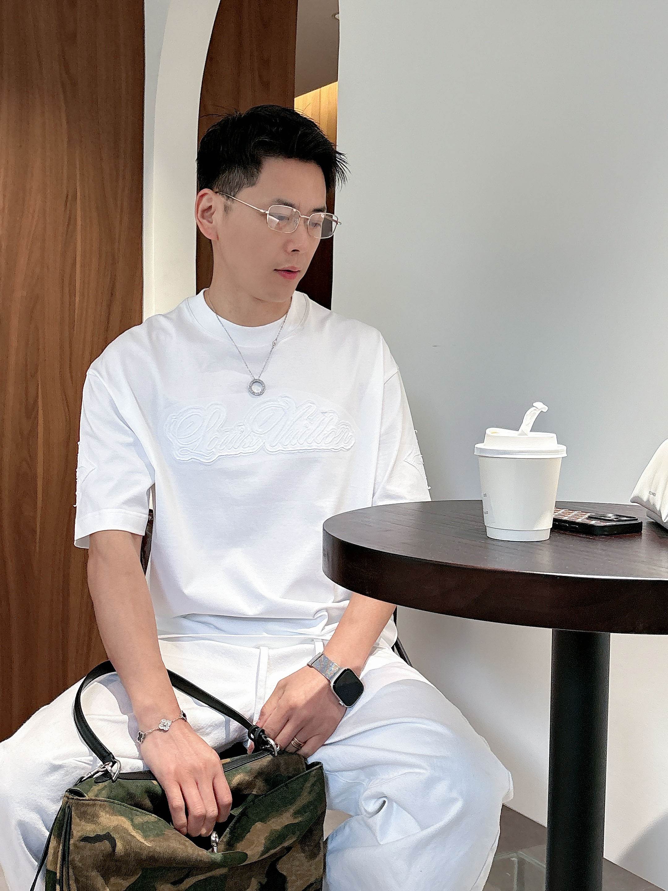 【 LV 2026春夏 · 高阶定制T恤】🔹 核心面料：秘鲁进口匹马棉 × 顶级丝光工艺🔹 核心体感：蚕