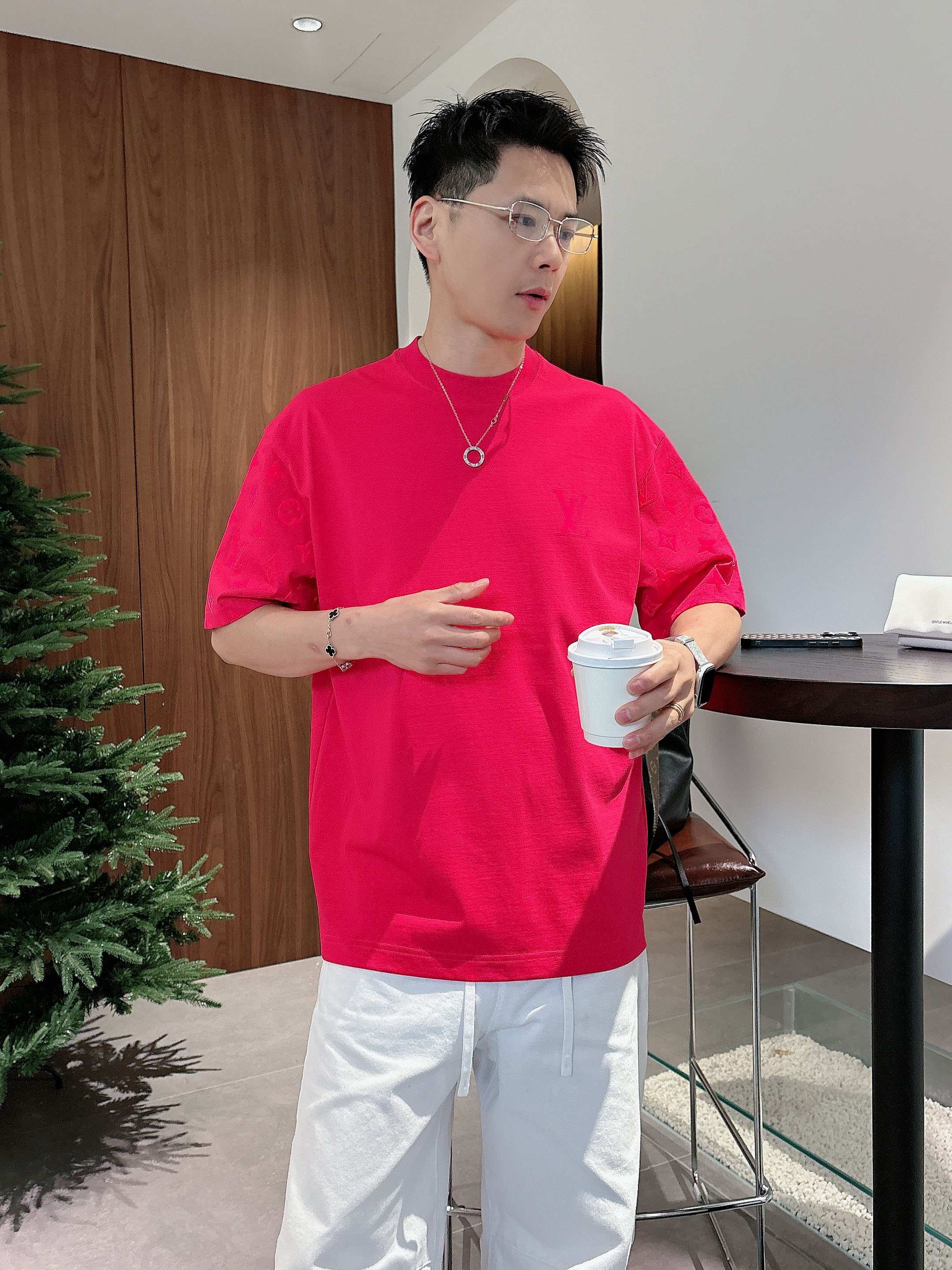【 LV 2026春夏 · 高阶定制T恤】🔹 核心面料：秘鲁进口匹马棉 × 顶级丝光工艺🔹 核心体感：蚕