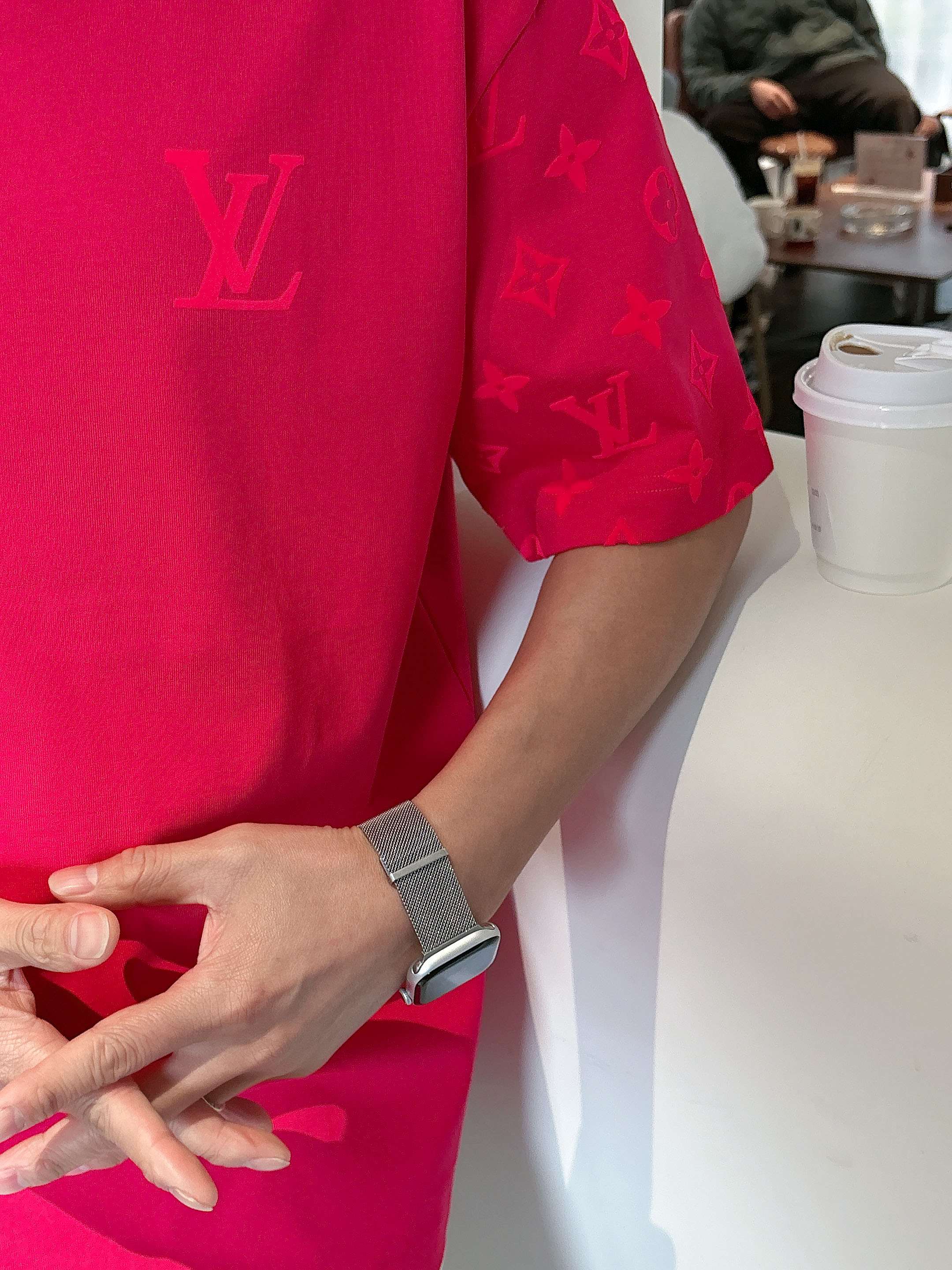 【 LV 2026春夏 · 高阶定制T恤】🔹 核心面料：秘鲁进口匹马棉 × 顶级丝光工艺🔹 核心体感：蚕