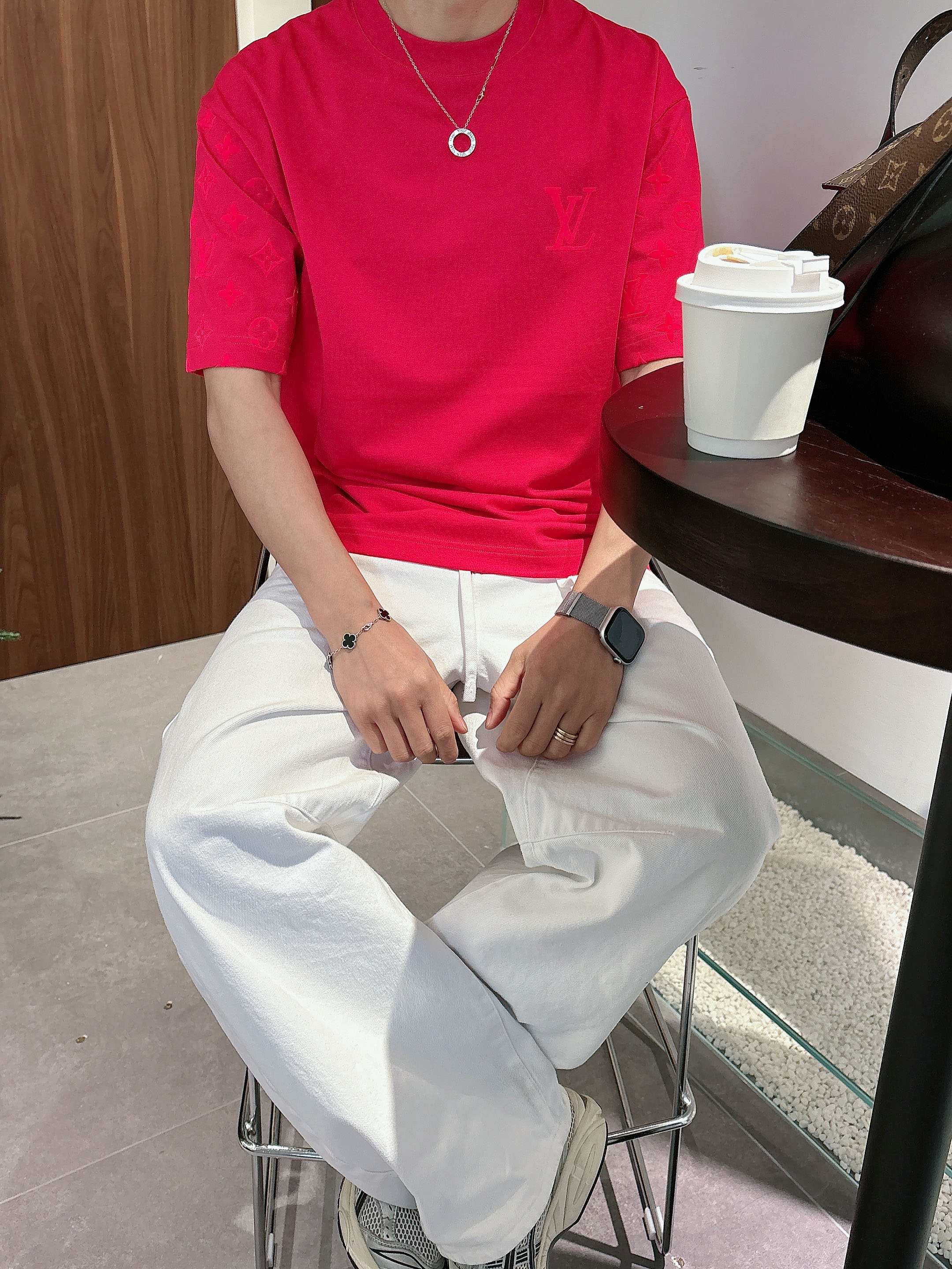 【 LV 2026春夏 · 高阶定制T恤】🔹 核心面料：秘鲁进口匹马棉 × 顶级丝光工艺🔹 核心体感：蚕