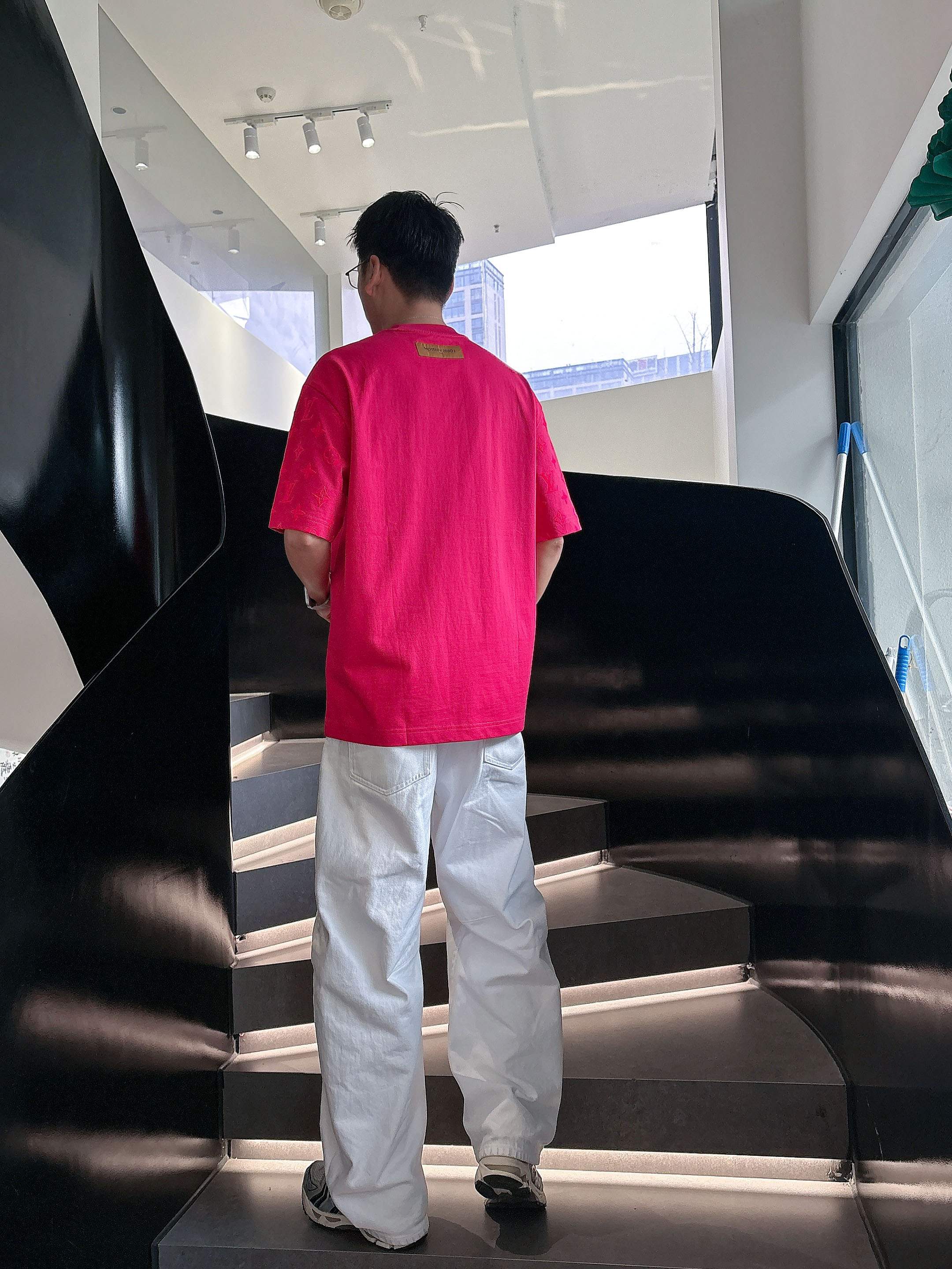【 LV 2026春夏 · 高阶定制T恤】🔹 核心面料：秘鲁进口匹马棉 × 顶级丝光工艺🔹 核心体感：蚕