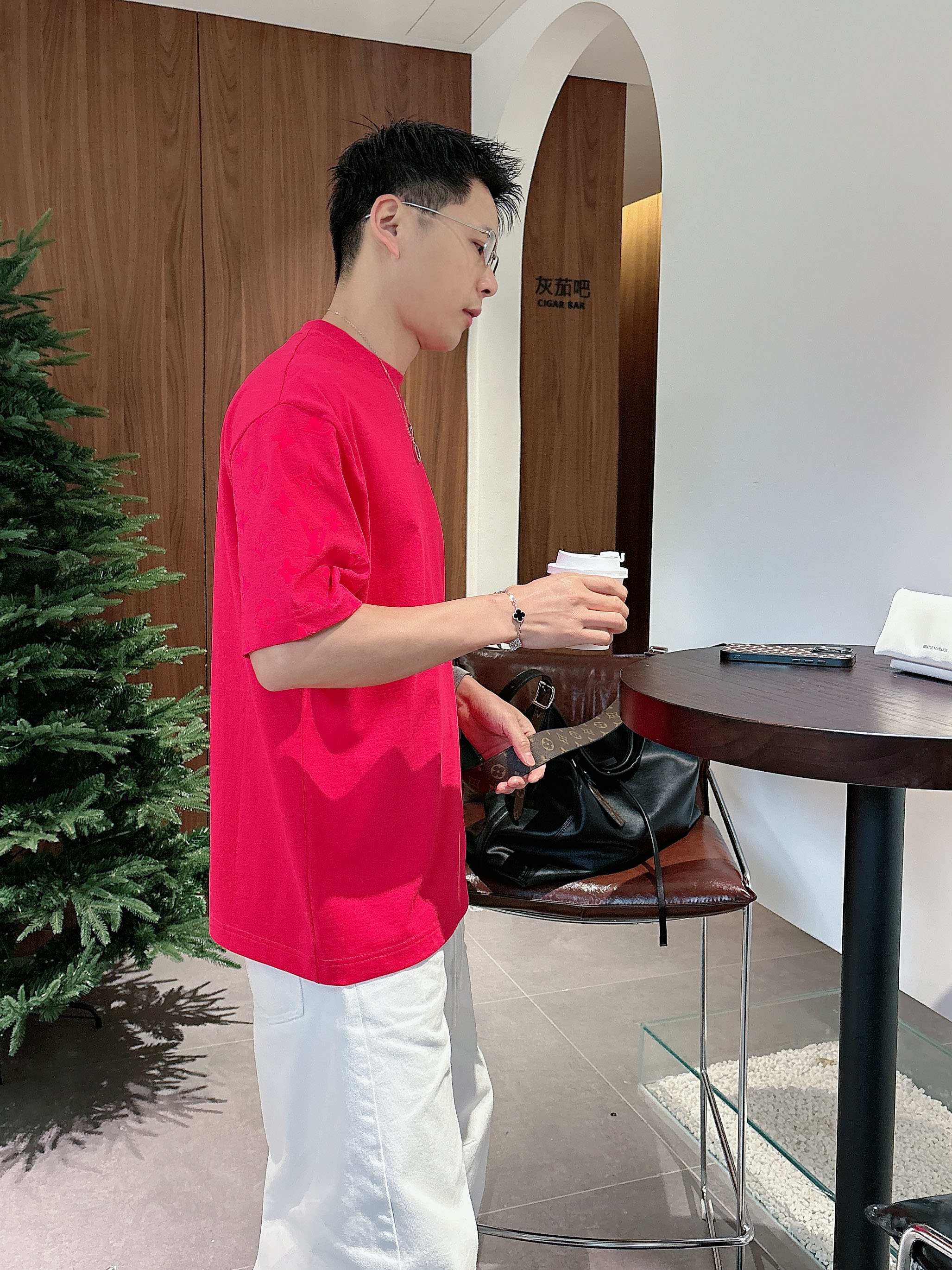 【 LV 2026春夏 · 高阶定制T恤】🔹 核心面料：秘鲁进口匹马棉 × 顶级丝光工艺🔹 核心体感：蚕
