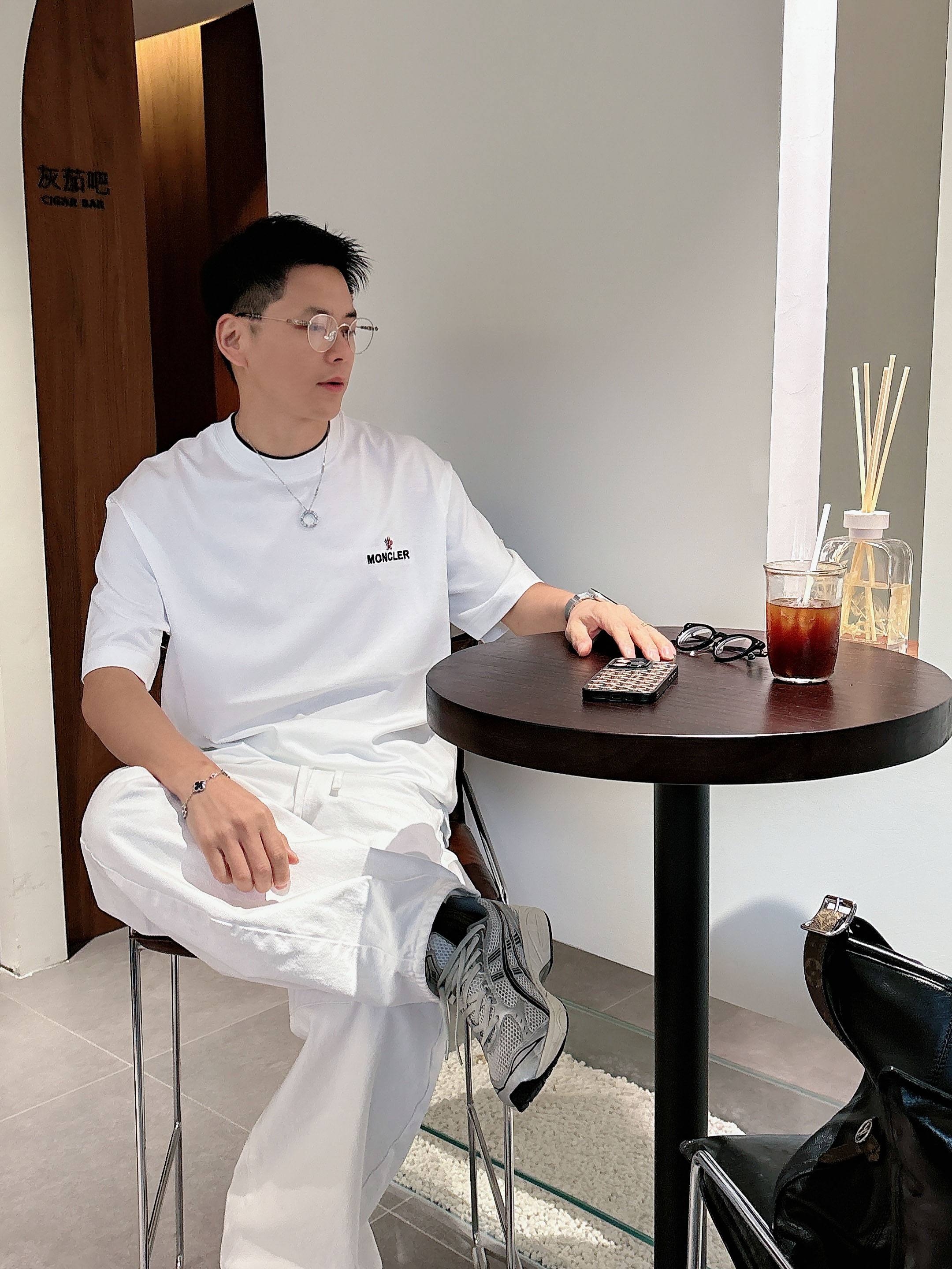 【 蒙口 2026春夏 · 高阶定制T恤】🔹 核心面料：秘鲁进口匹马棉 × 顶级丝光工艺🔹 核心体感：蚕