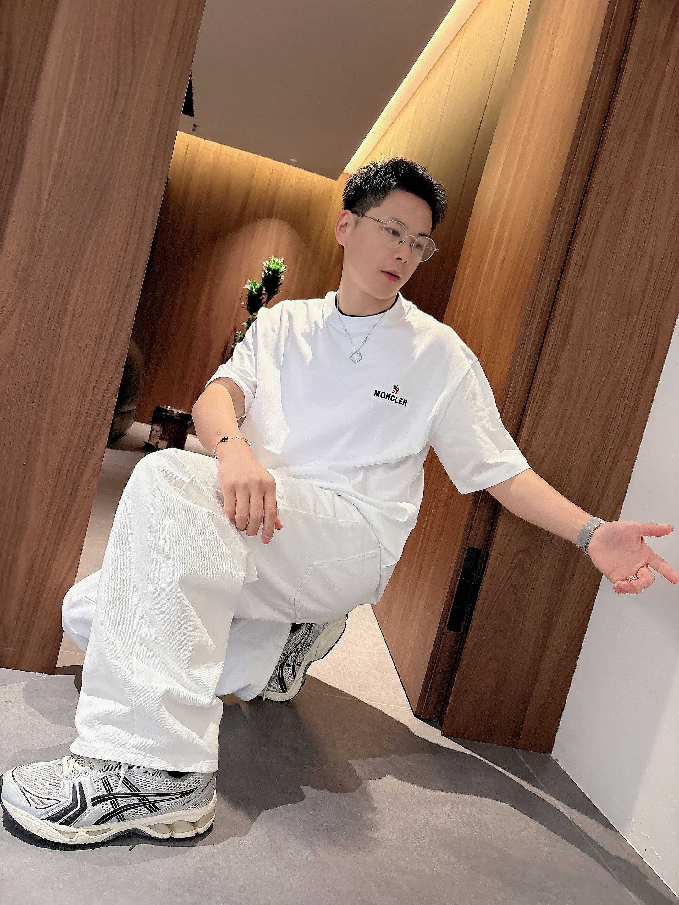 【 蒙口 2026春夏 · 高阶定制T恤】🔹 核心面料：秘鲁进口匹马棉 × 顶级丝光工艺🔹 核心体感：蚕