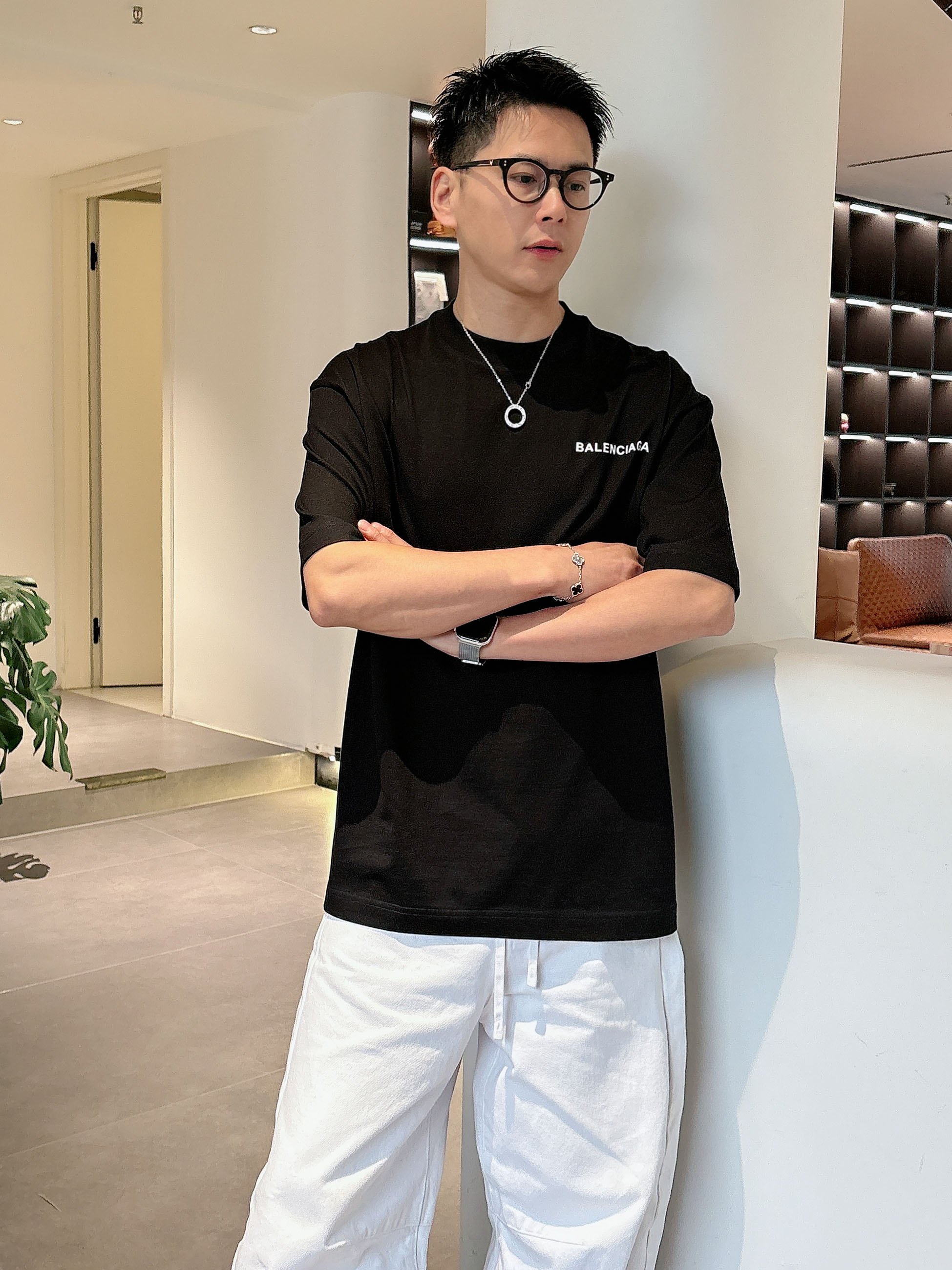 【 巴黎世家 2026春夏 · 高阶定制T恤】🔹 核心面料：秘鲁进口匹马棉 × 顶级丝光工艺🔹 核心体感