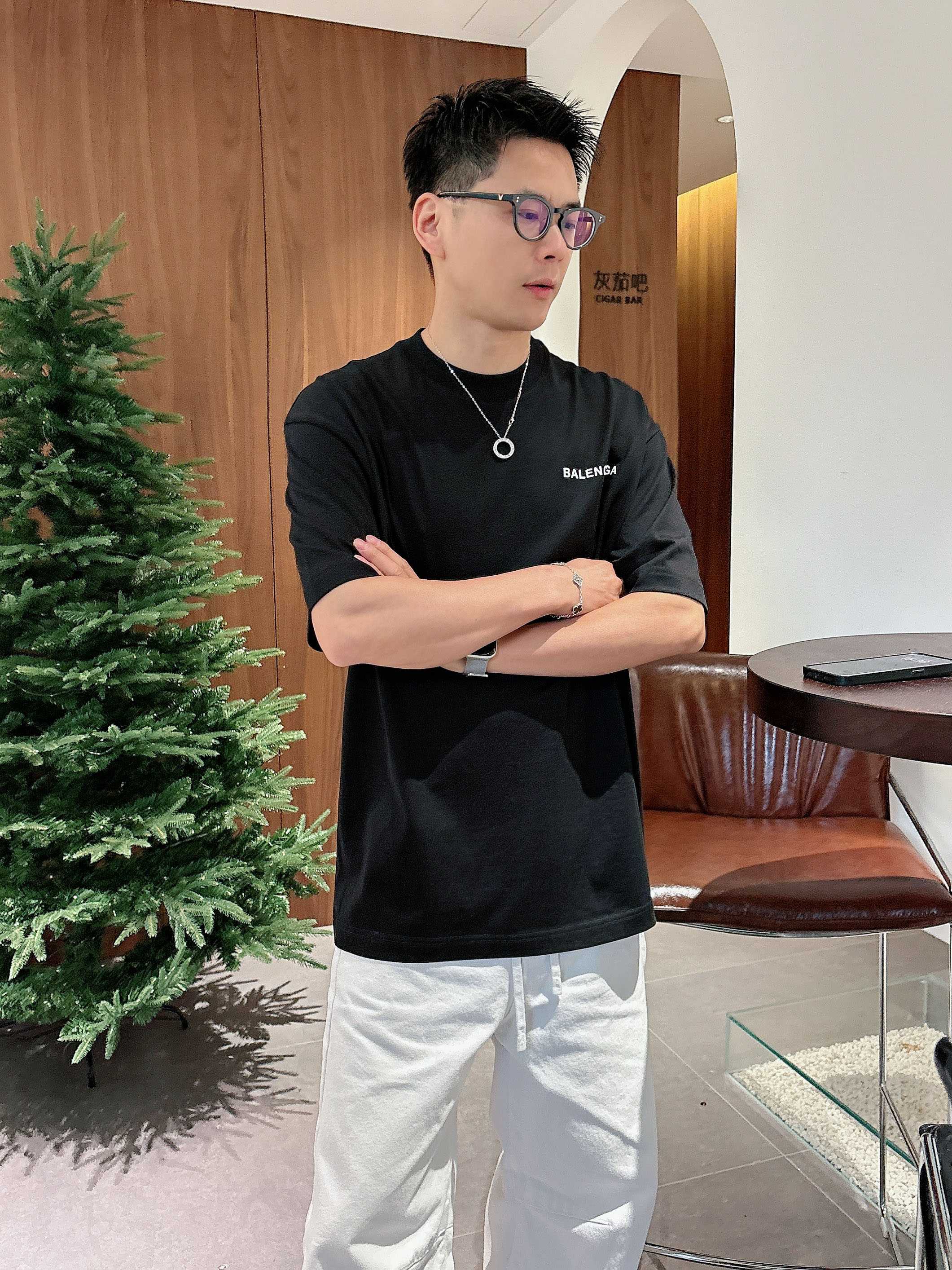 【 巴黎世家 2026春夏 · 高阶定制T恤】🔹 核心面料：秘鲁进口匹马棉 × 顶级丝光工艺🔹 核心体感