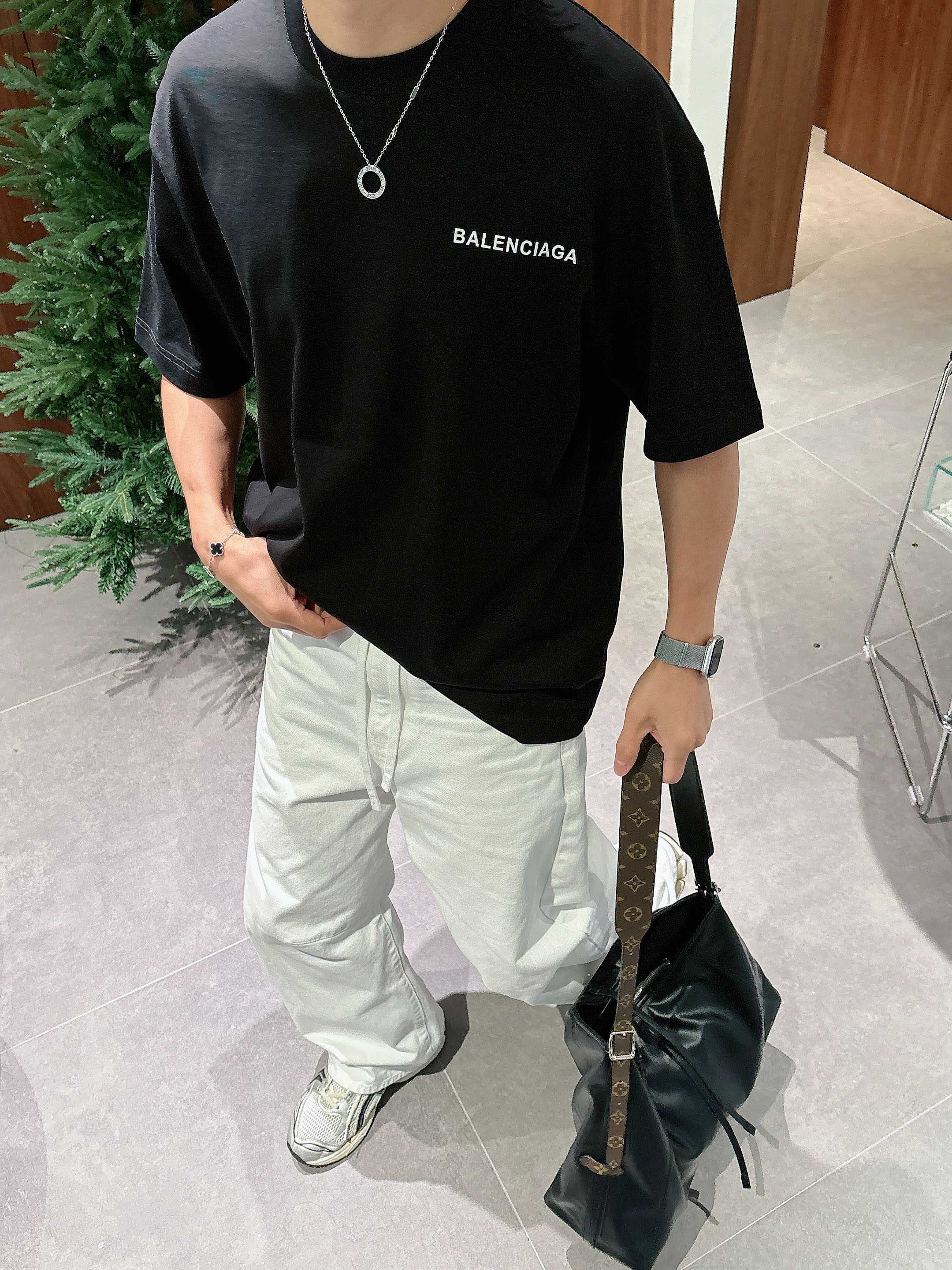 【 巴黎世家 2026春夏 · 高阶定制T恤】🔹 核心面料：秘鲁进口匹马棉 × 顶级丝光工艺🔹 核心体感
