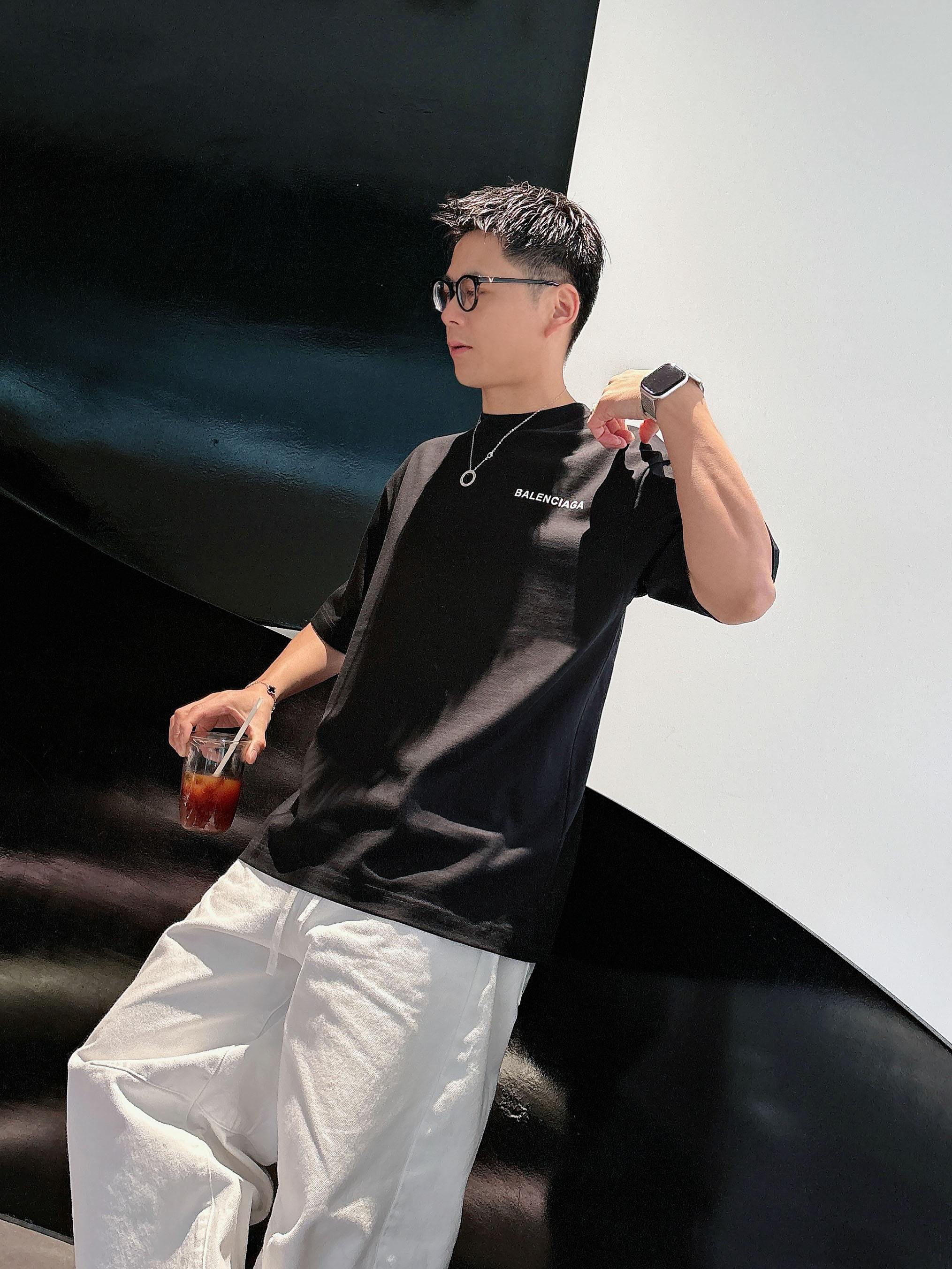 【 巴黎世家 2026春夏 · 高阶定制T恤】🔹 核心面料：秘鲁进口匹马棉 × 顶级丝光工艺🔹 核心体感