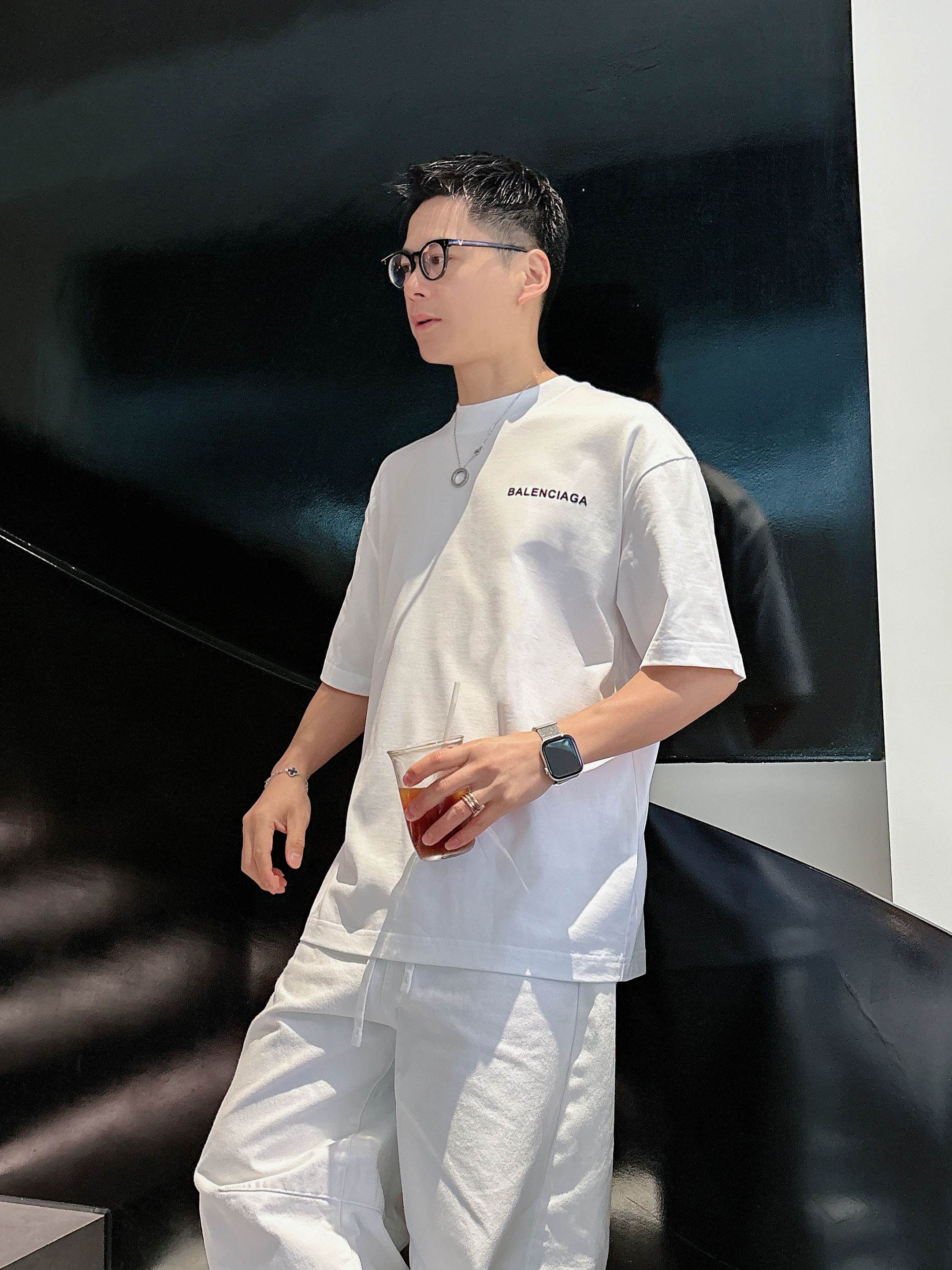 【 巴黎世家 2026春夏 · 高阶定制T恤】🔹 核心面料：秘鲁进口匹马棉 × 顶级丝光工艺🔹 核心体感
