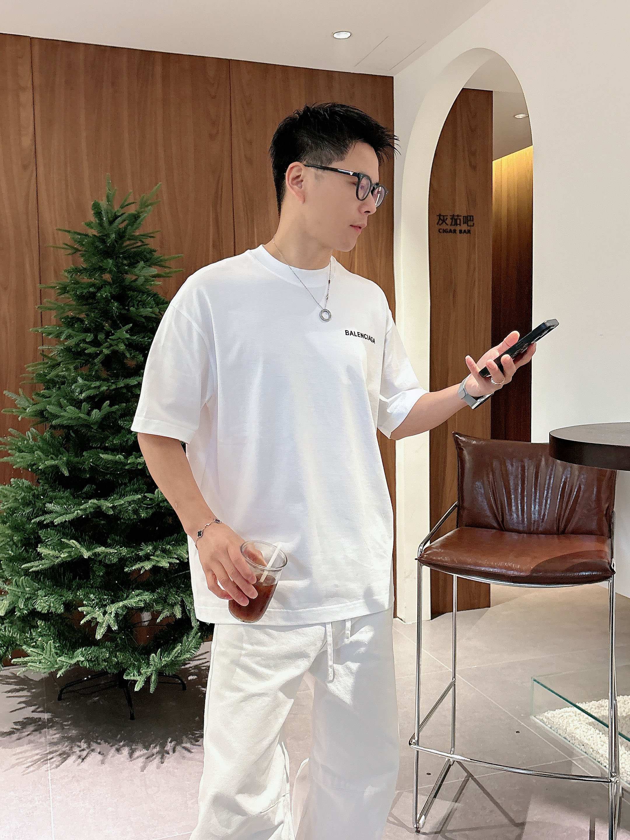 【 巴黎世家 2026春夏 · 高阶定制T恤】🔹 核心面料：秘鲁进口匹马棉 × 顶级丝光工艺🔹 核心体感