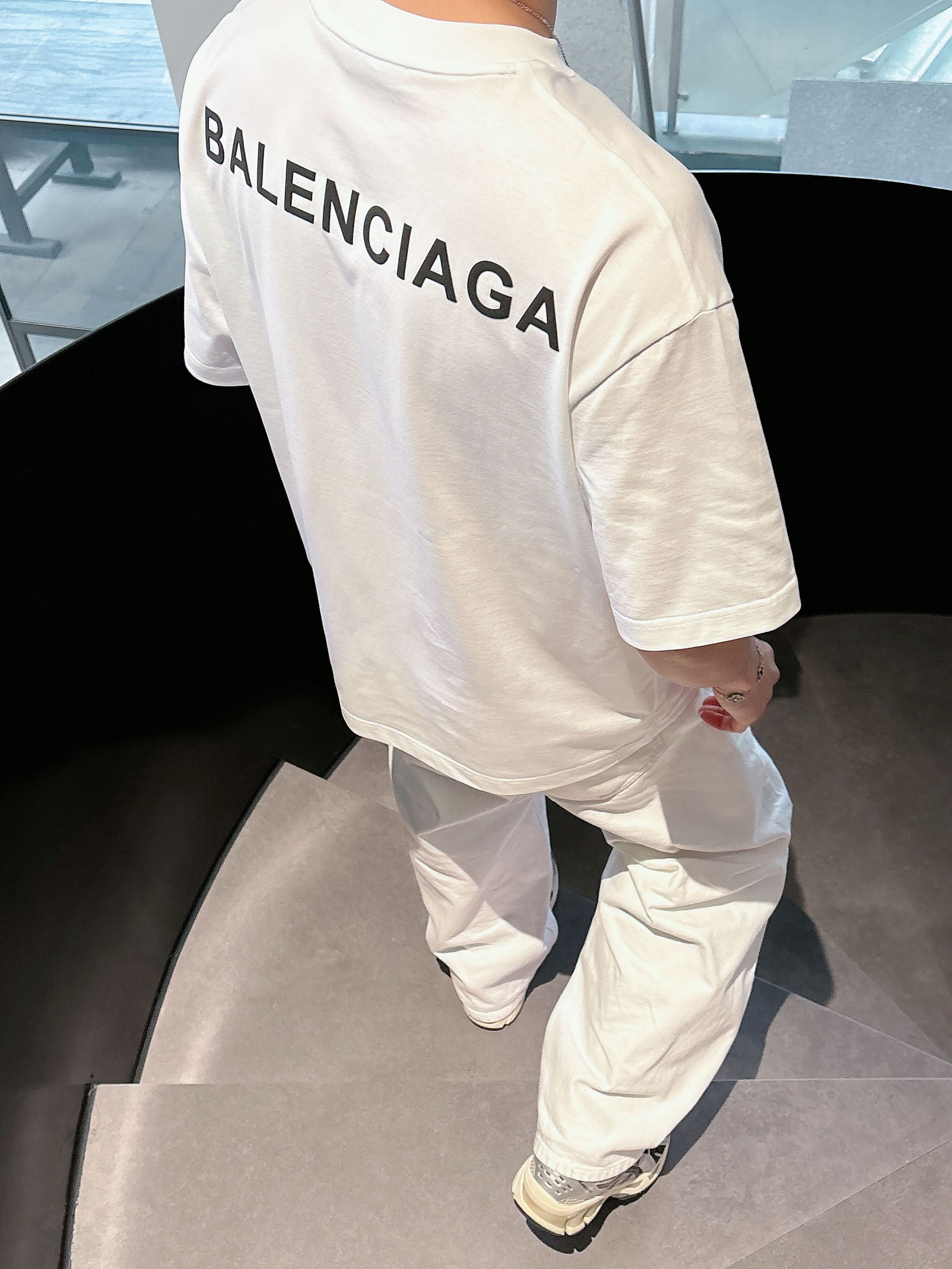 【 巴黎世家 2026春夏 · 高阶定制T恤】🔹 核心面料：秘鲁进口匹马棉 × 顶级丝光工艺🔹 核心体感