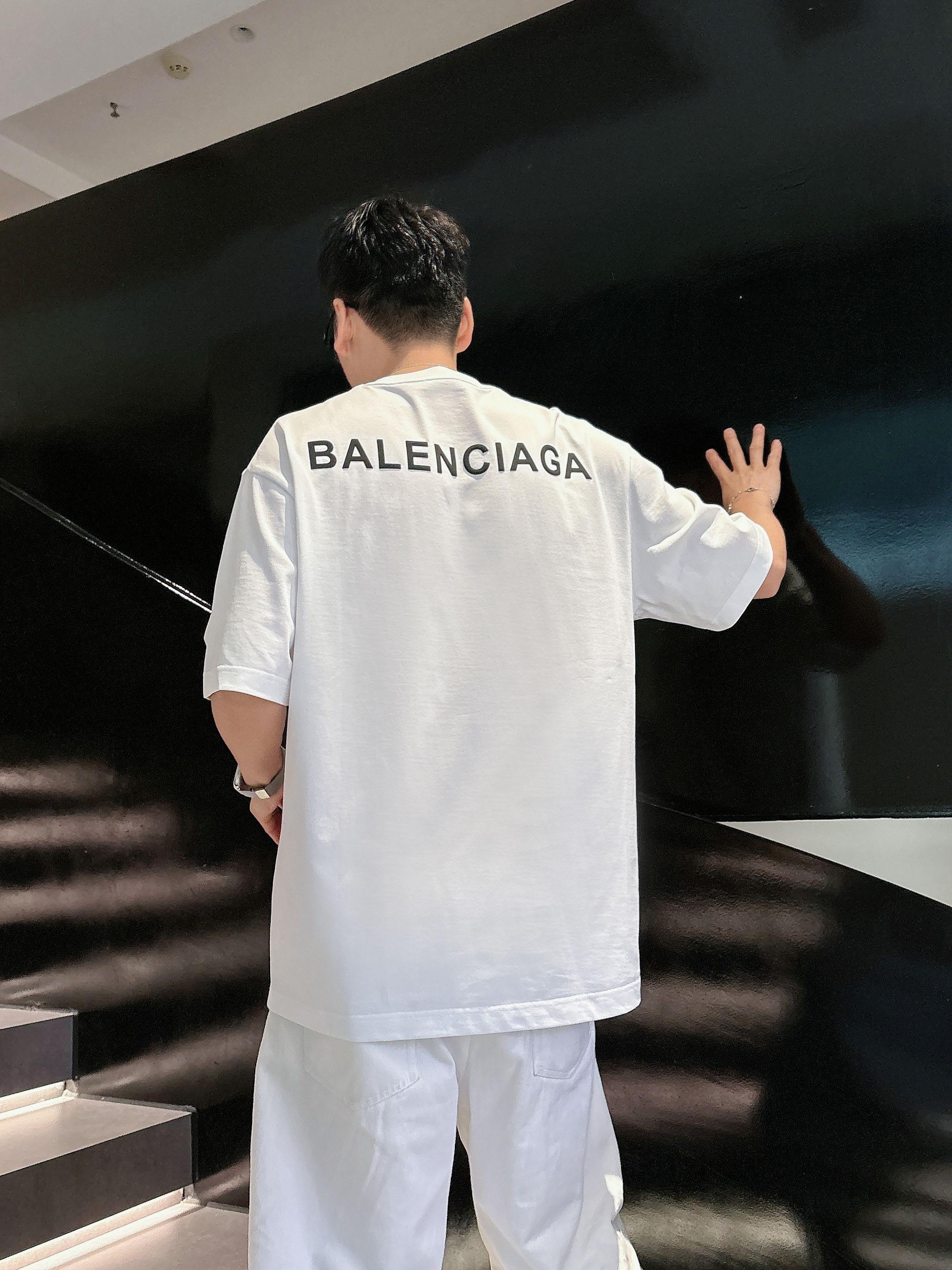 【 巴黎世家 2026春夏 · 高阶定制T恤】🔹 核心面料：秘鲁进口匹马棉 × 顶级丝光工艺🔹 核心体感