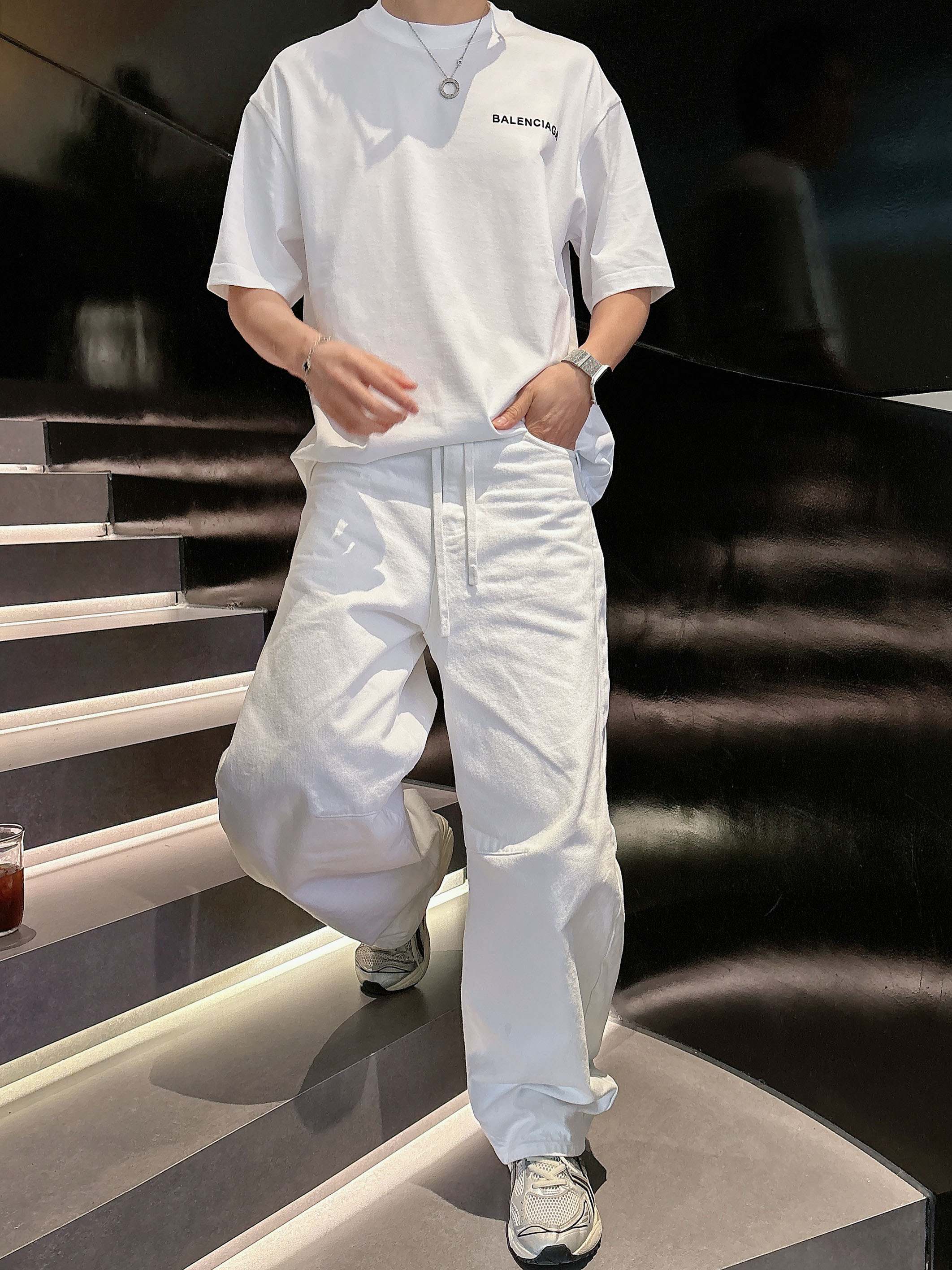 【 巴黎世家 2026春夏 · 高阶定制T恤】🔹 核心面料：秘鲁进口匹马棉 × 顶级丝光工艺🔹 核心体感