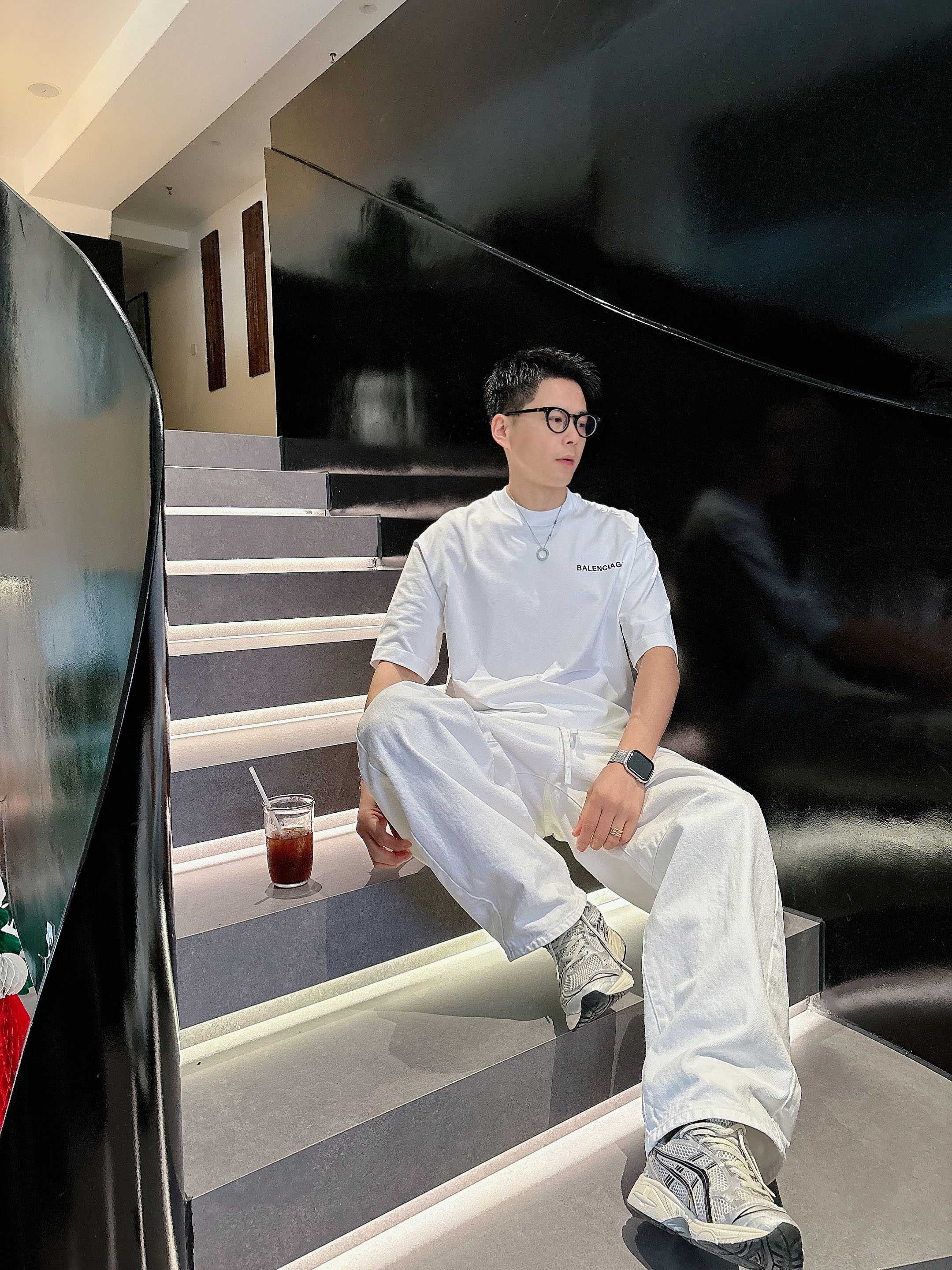 【 巴黎世家 2026春夏 · 高阶定制T恤】🔹 核心面料：秘鲁进口匹马棉 × 顶级丝光工艺🔹 核心体感