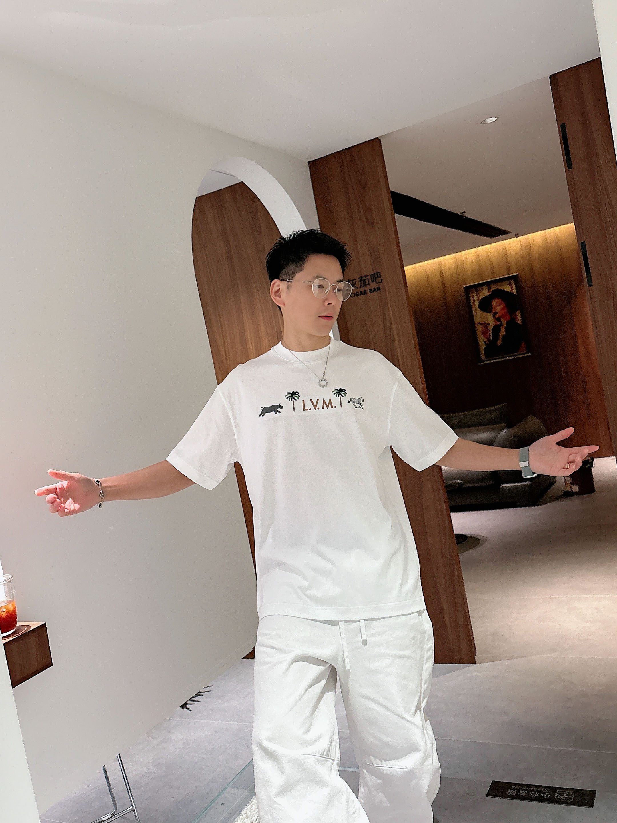 【 LV 2026春夏 · 高阶定制T恤】🔹 核心面料：秘鲁进口匹马棉 × 顶级丝光工艺🔹 核心体感：蚕
