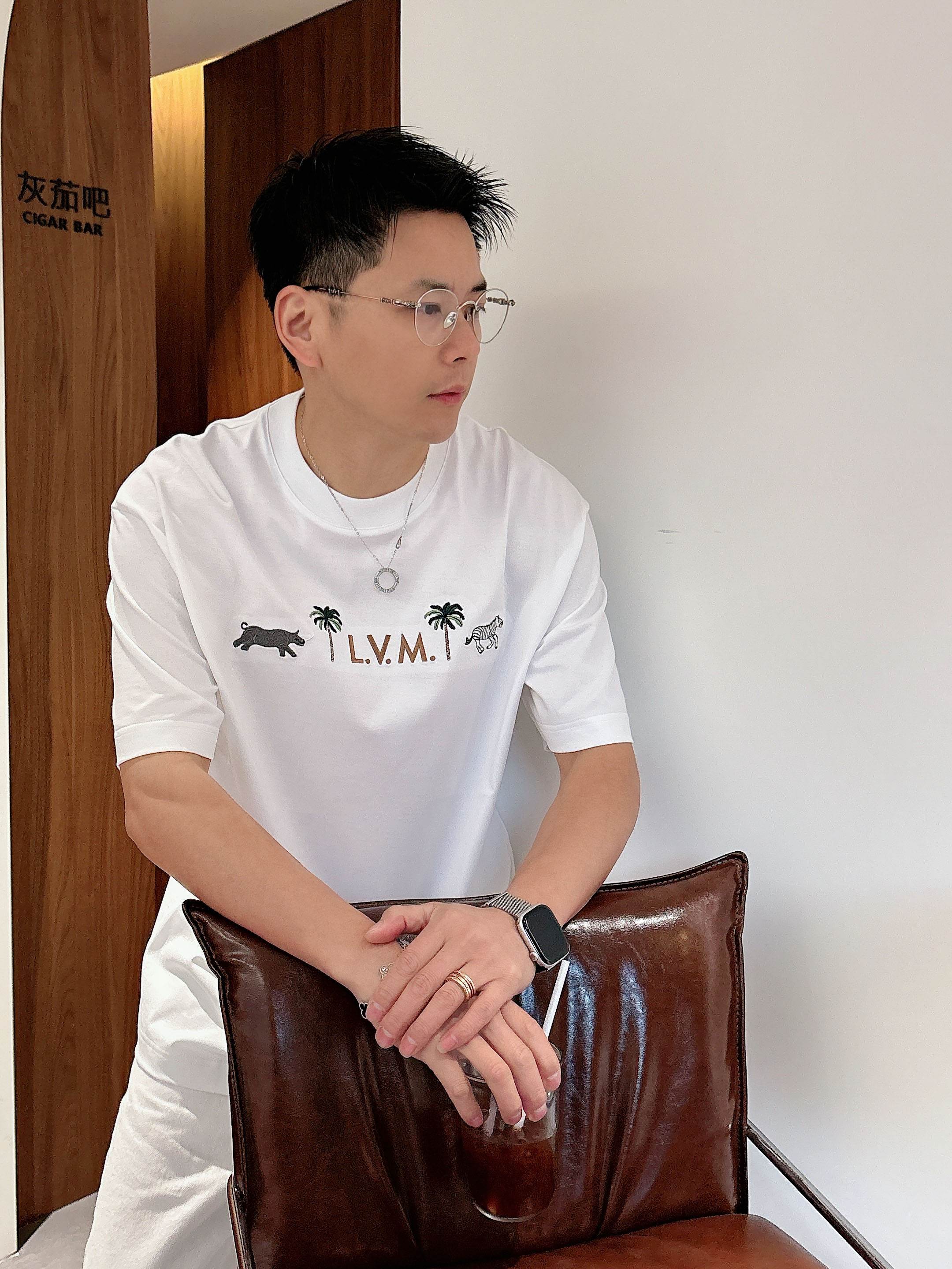 【 LV 2026春夏 · 高阶定制T恤】🔹 核心面料：秘鲁进口匹马棉 × 顶级丝光工艺🔹 核心体感：蚕
