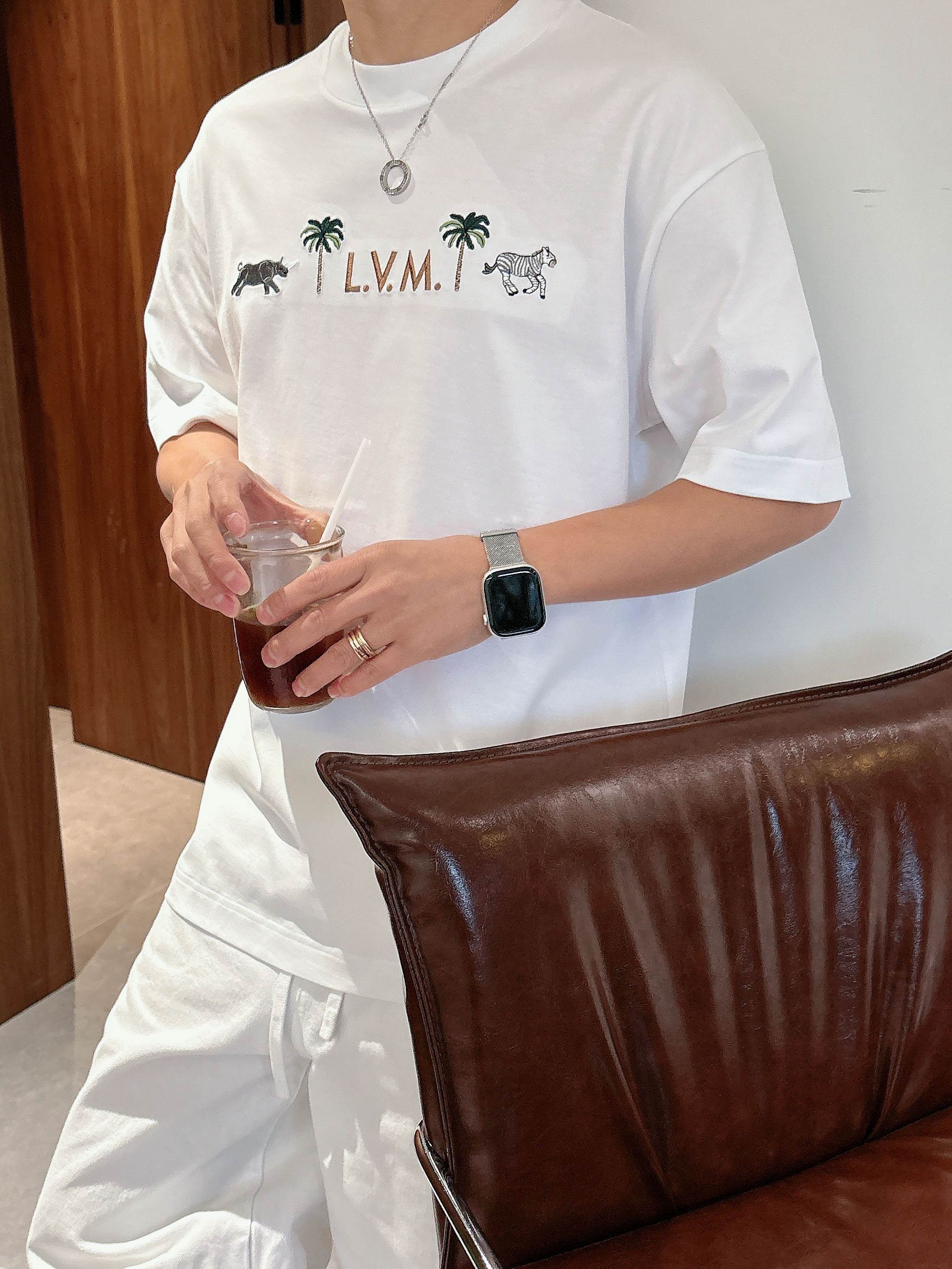 【 LV 2026春夏 · 高阶定制T恤】🔹 核心面料：秘鲁进口匹马棉 × 顶级丝光工艺🔹 核心体感：蚕