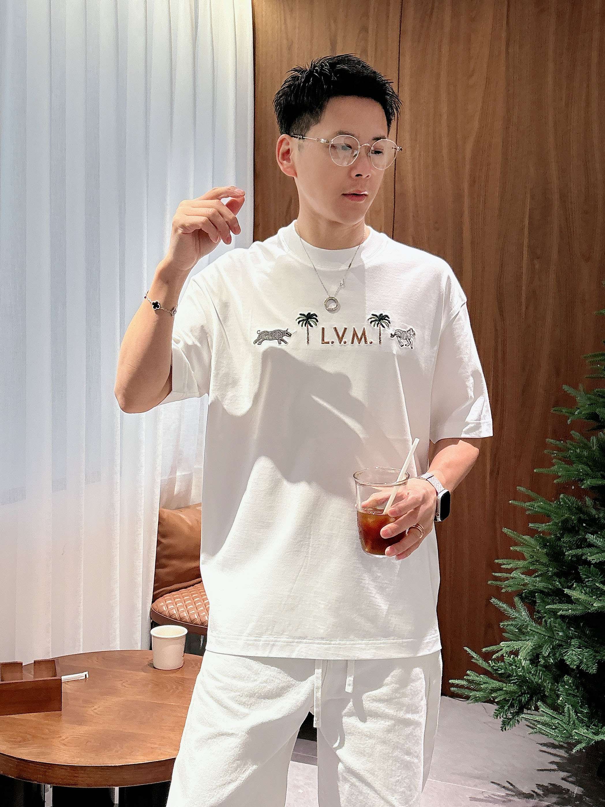 【 LV 2026春夏 · 高阶定制T恤】🔹 核心面料：秘鲁进口匹马棉 × 顶级丝光工艺🔹 核心体感：蚕