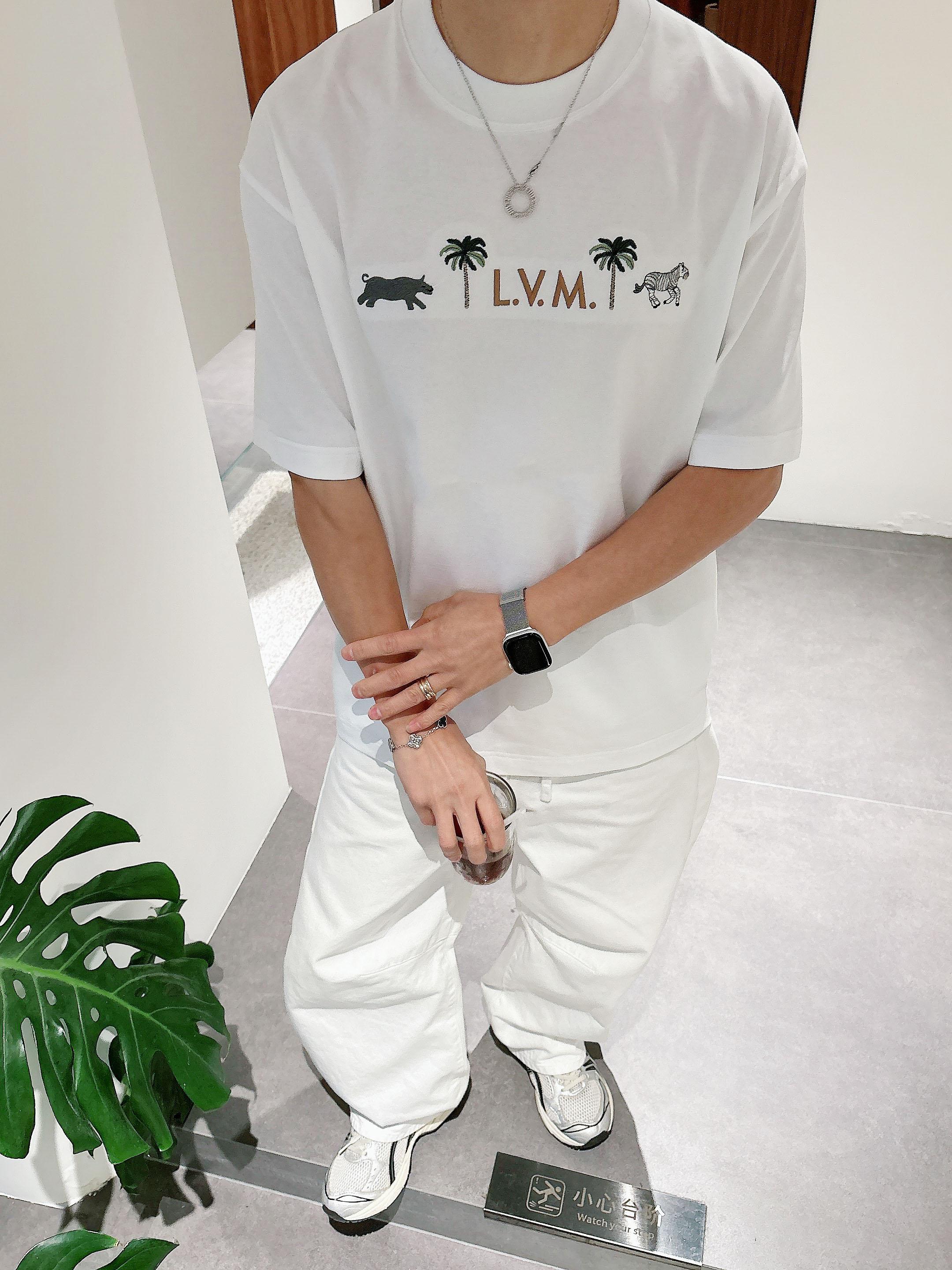 【 LV 2026春夏 · 高阶定制T恤】🔹 核心面料：秘鲁进口匹马棉 × 顶级丝光工艺🔹 核心体感：蚕