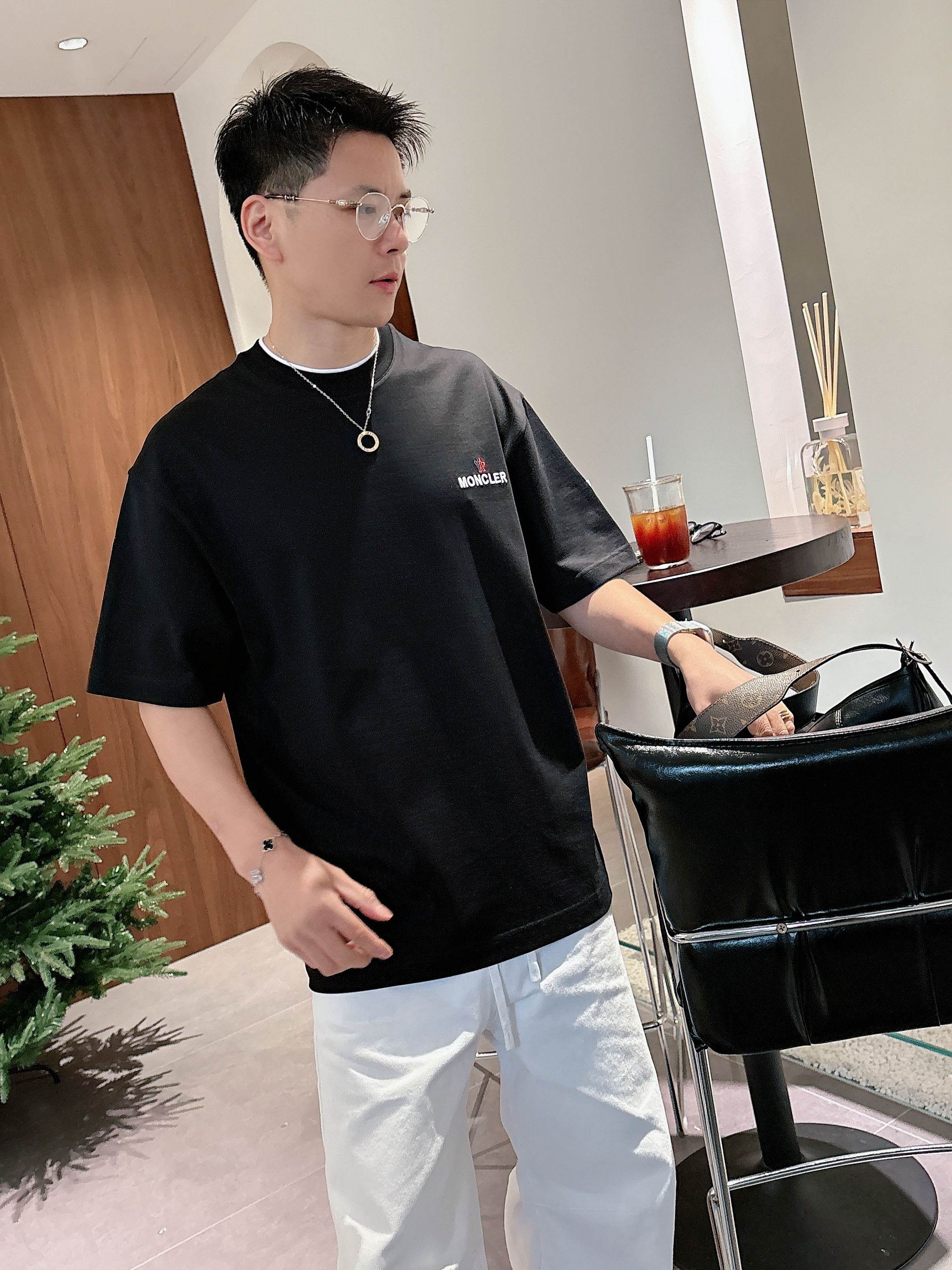 【 蒙口 2026春夏 · 高阶定制T恤】🔹 核心面料：秘鲁进口匹马棉 × 顶级丝光工艺🔹 核心体感：蚕