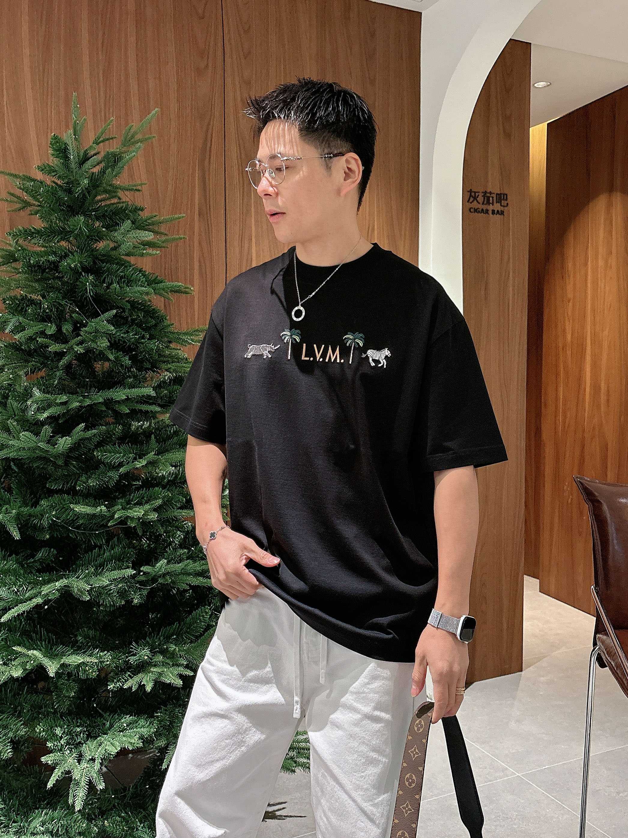 【 LV 2026春夏 · 高阶定制T恤】🔹 核心面料：秘鲁进口匹马棉 × 顶级丝光工艺🔹 核心体感：蚕