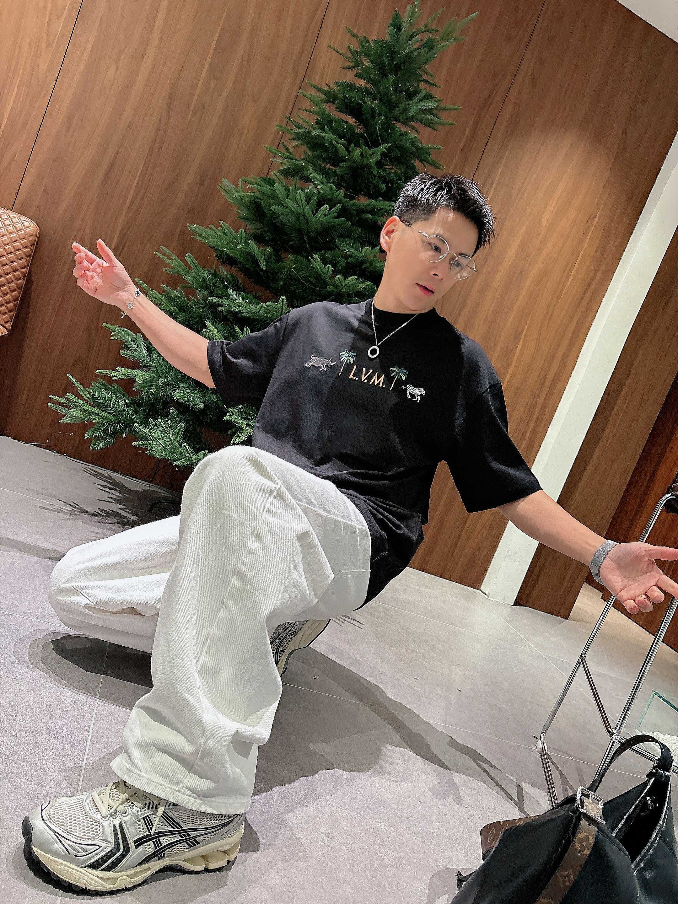 【 LV 2026春夏 · 高阶定制T恤】🔹 核心面料：秘鲁进口匹马棉 × 顶级丝光工艺🔹 核心体感：蚕