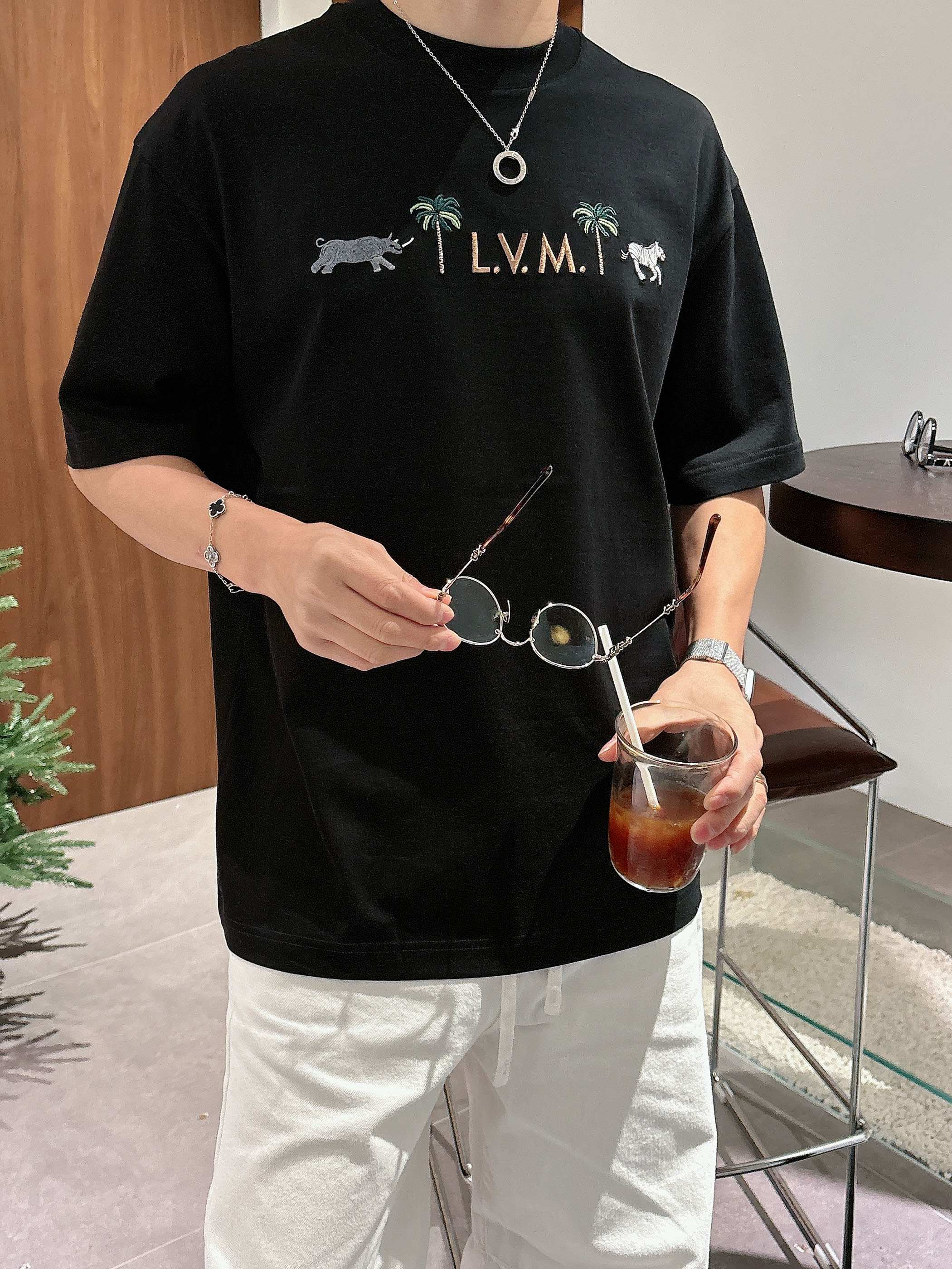 【 LV 2026春夏 · 高阶定制T恤】🔹 核心面料：秘鲁进口匹马棉 × 顶级丝光工艺🔹 核心体感：蚕