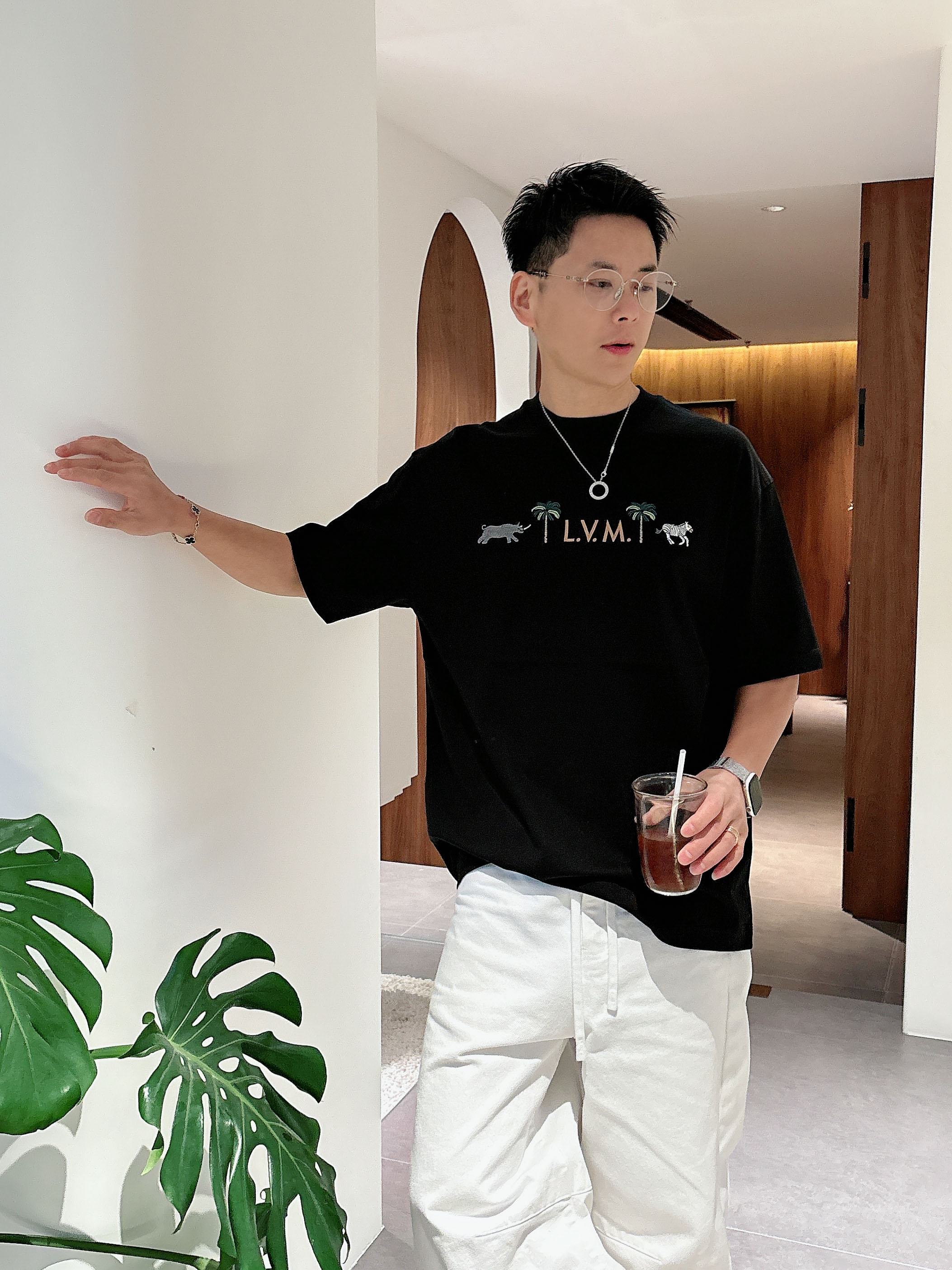 【 LV 2026春夏 · 高阶定制T恤】🔹 核心面料：秘鲁进口匹马棉 × 顶级丝光工艺🔹 核心体感：蚕